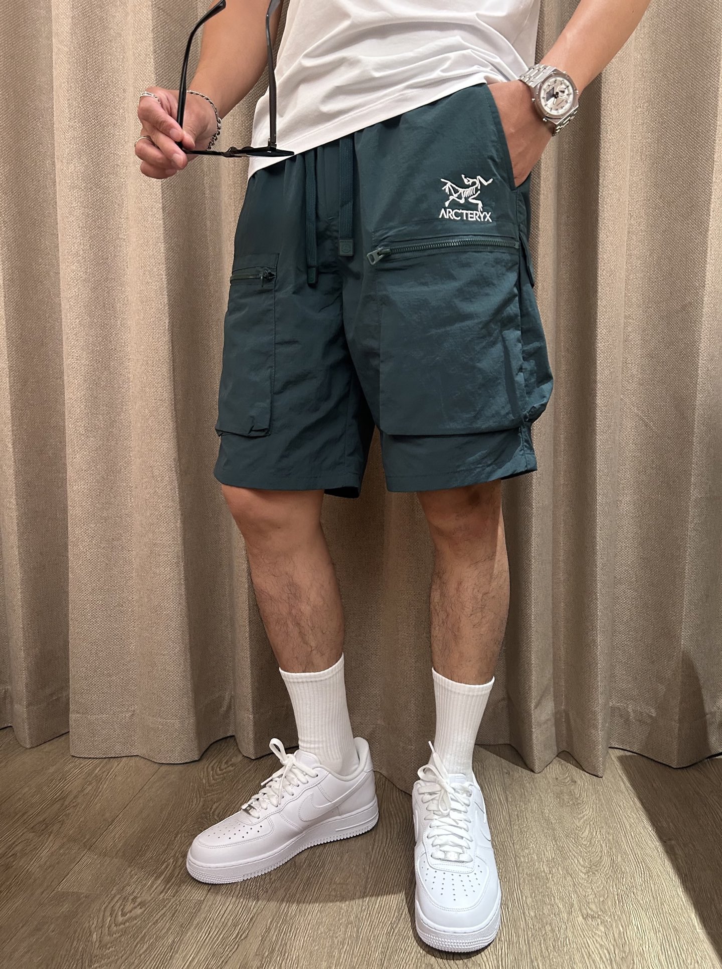 NO:418308,Archaeopteryx 2025 summer new quick-dry shorts are an excellent choice for summer sports and leisure. It uses professional quick-drying fabrics to quickly absorb and evaporate sweat and keep the body dry. Whether it is intense exercise or daily travel, you are not afraid of sultry and stickiness. The drawstring elastic waist design is convenient to put on and take off, and can be flexibly adjusted according to your own needs and adapted to different waist circumferences. Zippered pockets on both sides not only add a sense of design, but also safely store small objects such as keys, mobile phones, etc., which is convenient and practical. The exquisite brand logo embroidery of the trouser body shows the quality and style in a low-key manner. The overall style is neat, modifying the leg lines, and paired with simple T-shirts and sneakers to easily create a fashionable and sporty style; it is a good choice whether you travel or stay at home!  Size M-4XL, arc'teryx,sneakers,shorts,tees,t-shirt,alexander wang19860909始祖鸟 2025夏季新品速干短裤 是夏日运动与休闲的绝佳之选.采用专业速干面料,能迅速吸收并蒸发汗水,保持身体干爽,无论是激烈运动还是日常出行,都无惧闷热与黏腻. 抽绳式松紧腰设计,穿脱便捷,可根据自身需求灵活调整,适配不同腰围.两侧拉链口袋,不仅增添设计感,更能安全收纳小物件,如钥匙、手机等,方便又实用.裤身精致的品牌标识刺绣,低调彰显品质与格调. 整体版型利落,修饰腿部线条,搭配简约T恤和运动鞋,轻松打造时尚运动风；无论出行还是居家,都是不错的选择！ 尺码M-4XL,arc'teryx,sneakers,shorts,tees，t-shirt,alexander wang,Men's clothing