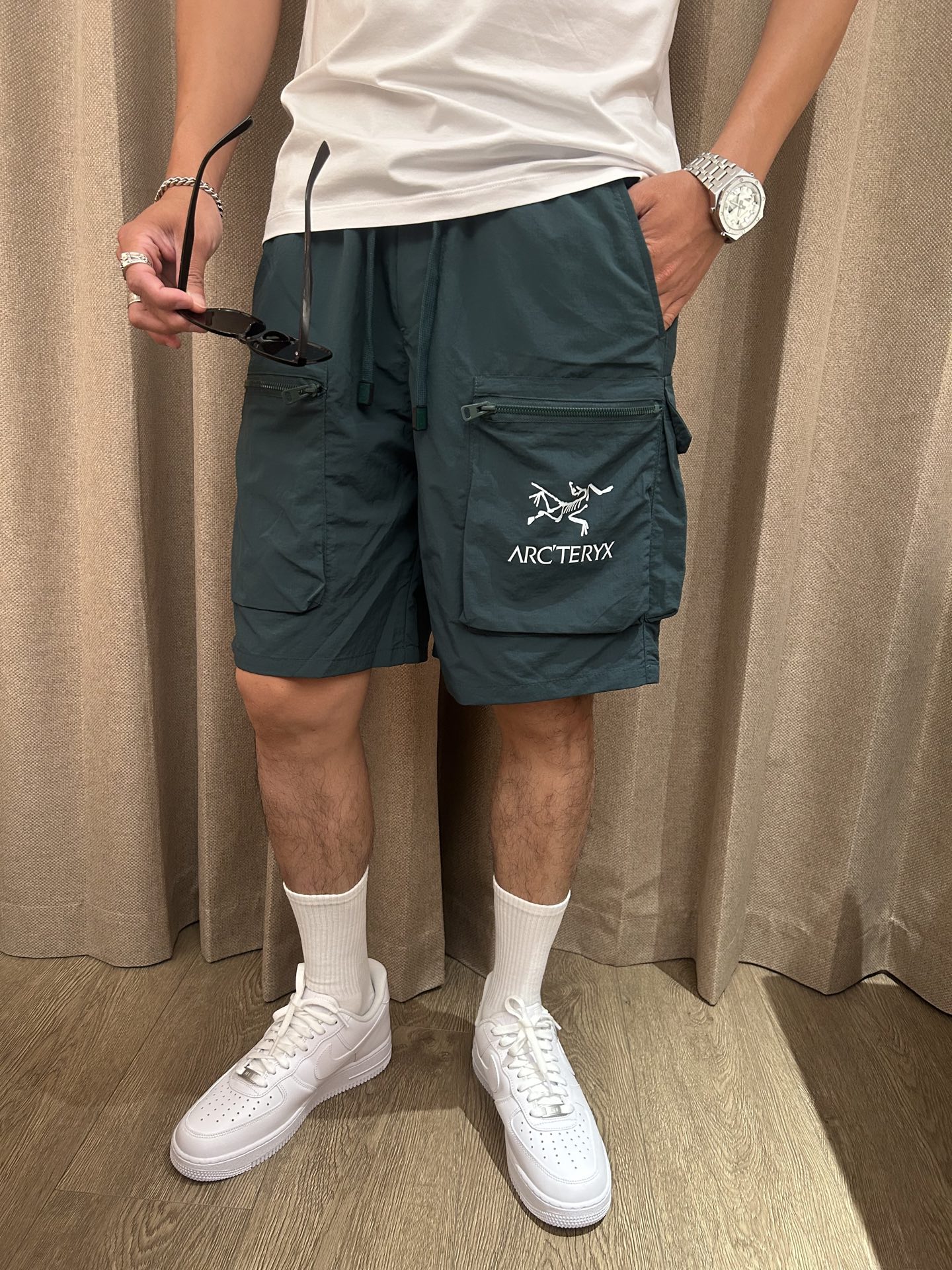 NO:418322,Archaeopteryx's new summer quick-dry shorts are an excellent choice for summer sports and leisure. It uses professional quick-drying fabrics to quickly absorb and evaporate sweat and keep the body dry. Whether it is intense exercise or daily travel, you are not afraid of sultry and stickiness. The drawstring-style elastic waist design is convenient to put on and take off, and can be flexibly adjusted according to your own needs and adapted to different waist circumferences. Zippered pockets on both sides not only add a sense of design, but also safely store small objects such as keys, mobile phones, etc., which is convenient and practical. The exquisite brand logo embroidery of the trouser body shows the quality and style in a low-key manner. The overall style is neat, modifying the leg lines, and paired with simple T-shirts and sneakers to easily create a fashionable and sporty style; it is a good choice whether you travel or stay at home!  Size M-4XL, arc'teryx,sneakers,shorts,tees,t-shirt,alexander wang19860909始祖鸟 2025夏季新品速干短裤 是夏日运动与休闲的绝佳之选.采用专业速干面料,能迅速吸收并蒸发汗水,保持身体干爽,无论是激烈运动还是日常出行,都无惧闷热与黏腻. 抽绳式松紧腰设计,穿脱便捷,可根据自身需求灵活调整,适配不同腰围.两侧拉链口袋,不仅增添设计感,更能安全收纳小物件,如钥匙、手机等,方便又实用.裤身精致的品牌标识刺绣,低调彰显品质与格调. 整体版型利落,修饰腿部线条,搭配简约T恤和运动鞋,轻松打造时尚运动风；无论出行还是居家,都是不错的选择！ 尺码M-4XL,arc'teryx,sneakers,shorts,tees，t-shirt,alexander wang,Men's clothing