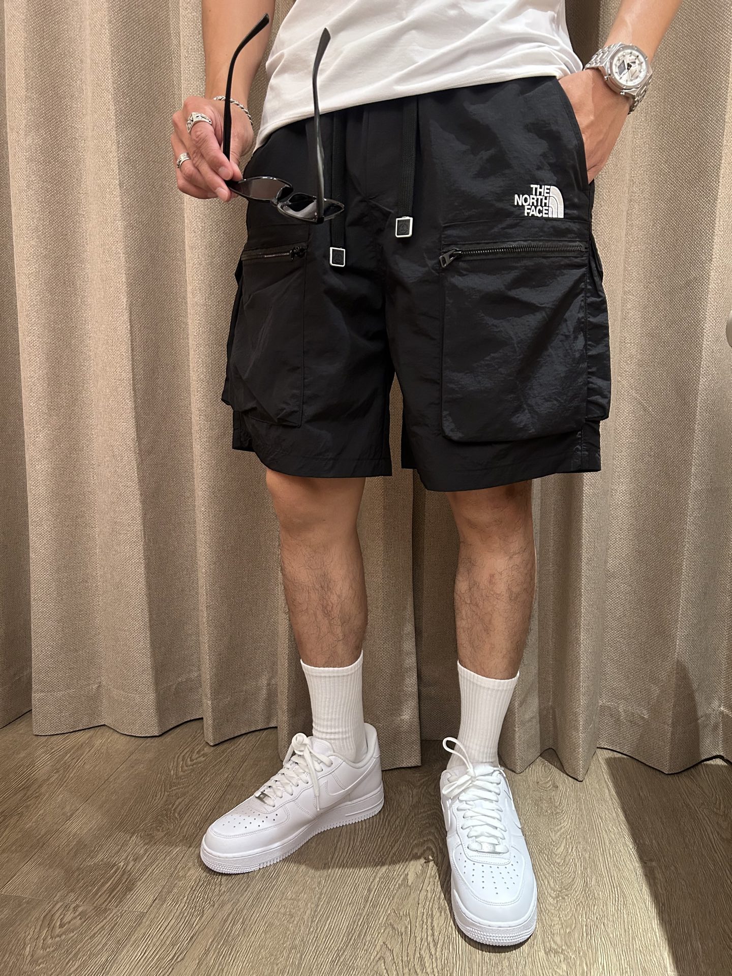 NO:418315,North 2025 summer new quick-dry shorts are an excellent choice for summer sports and leisure. It uses professional quick-drying fabrics to quickly absorb and evaporate sweat and keep the body dry. Whether it is intense exercise or daily travel, you are not afraid of sultry and stickiness. The drawstring elastic waist design is convenient to put on and take off, and can be flexibly adjusted according to your own needs and adapted to different waist circumferences. Zippered pockets on both sides not only add a sense of design, but also safely store small objects such as keys, mobile phones, etc., which is convenient and practical. The exquisite brand logo embroidery of the trouser body shows the quality and style in a low-key manner. The overall style is neat, modifying the leg lines, and paired with simple T-shirts and sneakers to easily create a fashionable and sporty style; it is a good choice whether you travel or stay at home!  Size M-4XL, The North Face,sneakers,shorts,tees,t-shirt,alexander wang19860909北面 2025夏季新品速干短裤 是夏日运动与休闲的绝佳之选.采用专业速干面料,能迅速吸收并蒸发汗水,保持身体干爽,无论是激烈运动还是日常出行,都无惧闷热与黏腻. 抽绳式松紧腰设计,穿脱便捷,可根据自身需求灵活调整,适配不同腰围.两侧拉链口袋,不仅增添设计感,更能安全收纳小物件,如钥匙、手机等,方便又实用.裤身精致的品牌标识刺绣,低调彰显品质与格调. 整体版型利落,修饰腿部线条,搭配简约T恤和运动鞋,轻松打造时尚运动风；无论出行还是居家,都是不错的选择！ 尺码M-4XL,,The North Face,sneakers,shorts,tees，t-shirt,alexander wang,Men's clothing