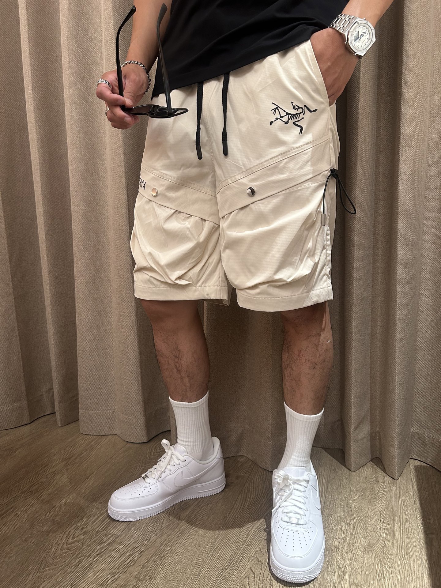 NO:418273,Archaeopteryx 2025 summer new quick-dry shorts are an excellent choice for summer sports and leisure. It uses professional quick-drying fabrics to quickly absorb and evaporate sweat and keep the body dry. Whether it is intense exercise or daily travel, you are not afraid of sultry and stickiness. The drawstring elastic waist design is convenient to put on and take off, and can be flexibly adjusted according to your own needs and adapted to different waist circumferences. Zippered pockets on both sides not only add a sense of design, but also safely store small objects such as keys, mobile phones, etc., which is convenient and practical. The exquisite brand logo embroidery of the trouser body shows the quality and style in a low-key manner. The overall style is neat, modifying the leg lines, and paired with simple T-shirts and sneakers to easily create a fashionable and sporty style; it is a good choice whether you travel or stay at home!  Size M-4XL, arc'teryx,sneakers,shorts,tees,t-shirt,alexander wang19860909始祖鸟 2025夏季新品速干短裤 是夏日运动与休闲的绝佳之选.采用专业速干面料,能迅速吸收并蒸发汗水,保持身体干爽,无论是激烈运动还是日常出行,都无惧闷热与黏腻. 抽绳式松紧腰设计,穿脱便捷,可根据自身需求灵活调整,适配不同腰围.两侧拉链口袋,不仅增添设计感,更能安全收纳小物件,如钥匙、手机等,方便又实用.裤身精致的品牌标识刺绣,低调彰显品质与格调. 整体版型利落,修饰腿部线条,搭配简约T恤和运动鞋,轻松打造时尚运动风；无论出行还是居家,都是不错的选择！ 尺码M-4XL,arc'teryx,sneakers,shorts,tees，t-shirt,alexander wang,Men's clothing