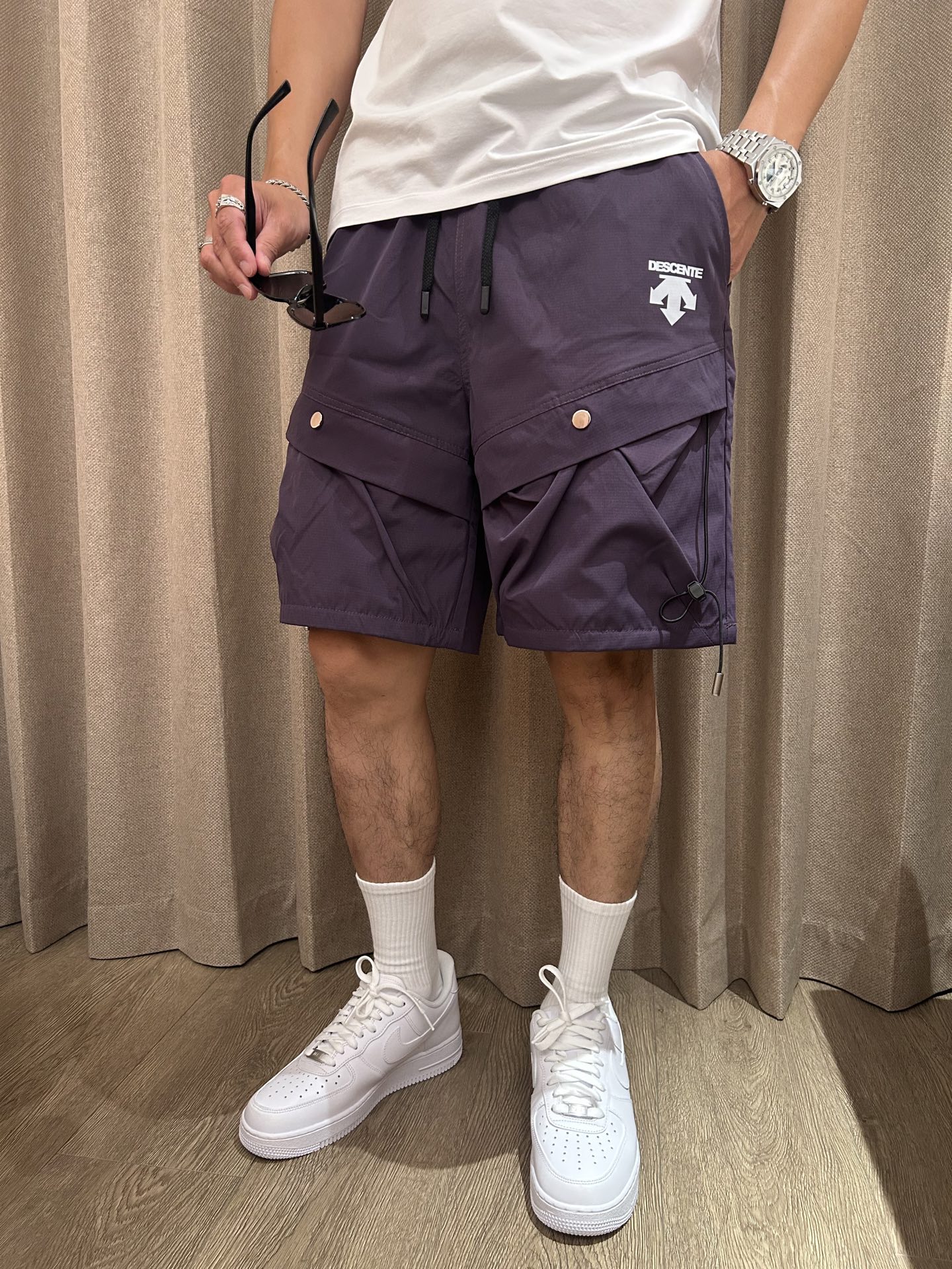 NO:418301,The new summer quick-dry shorts of the 2025 summer are an excellent choice for summer sports and leisure. It uses professional quick-drying fabrics to quickly absorb and evaporate sweat and keep the body dry. Whether it is intense exercise or daily travel, you are not afraid of sultry and stickiness. The drawstring elastic waist design is convenient to put on and take off, and can be flexibly adjusted according to your own needs and adapted to different waist circumferences. Zippered pockets on both sides not only add a sense of design, but also safely store small objects such as keys, mobile phones, etc., which is convenient and practical. The exquisite brand logo embroidery of the trouser body shows the quality and style in a low-key manner. The overall style is neat, modifying the leg lines, and paired with simple T-shirts and sneakers to easily create a fashionable and sporty style; it is a good choice whether you travel or stay at home!  Size M-4XL, Sneakers, shorts, tees, t-shirt, alexander wang19860909迪桑特 2025夏季新品速干短裤 是夏日运动与休闲的绝佳之选.采用专业速干面料,能迅速吸收并蒸发汗水,保持身体干爽,无论是激烈运动还是日常出行,都无惧闷热与黏腻. 抽绳式松紧腰设计,穿脱便捷,可根据自身需求灵活调整,适配不同腰围.两侧拉链口袋,不仅增添设计感,更能安全收纳小物件,如钥匙、手机等,方便又实用.裤身精致的品牌标识刺绣,低调彰显品质与格调. 整体版型利落,修饰腿部线条,搭配简约T恤和运动鞋,轻松打造时尚运动风；无论出行还是居家,都是不错的选择！ 尺码M-4XL,,sneakers,shorts,tees，t-shirt,alexander wang,Men's clothing