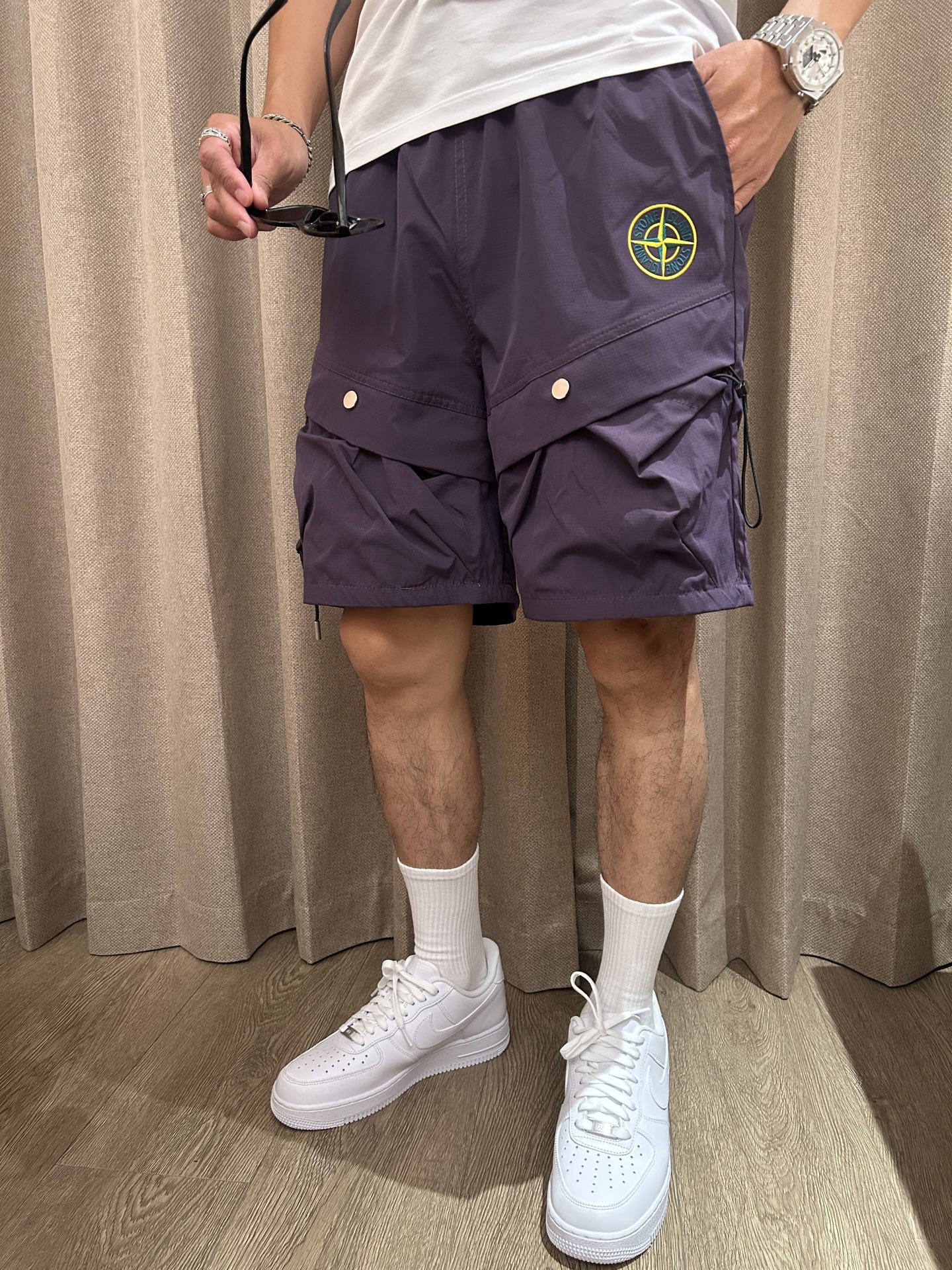 NO:418255,Shitou Island 2025 summer new quick-dry shorts are an excellent choice for summer sports and leisure. It uses professional quick-drying fabrics to quickly absorb and evaporate sweat and keep the body dry. Whether it is intense exercise or daily travel, you are not afraid of sultry and stickiness. The drawstring elastic waist design is convenient to put on and take off, and can be flexibly adjusted according to your own needs and adapted to different waist circumferences. Zippered pockets on both sides not only add a sense of design, but also safely store small objects such as keys, mobile phones, etc., which is convenient and practical. The exquisite brand logo embroidery of the trouser body shows the quality and style in a low-key manner. The overall style is neat, modifying the leg lines, and paired with simple T-shirts and sneakers to easily create a fashionable and sporty style; it is a good choice whether you travel or stay at home!  Size M-4XL, Sneakers, shorts, tees, t-shirt, alexander wang19860909石头岛 2025夏季新品速干短裤 是夏日运动与休闲的绝佳之选.采用专业速干面料,能迅速吸收并蒸发汗水,保持身体干爽,无论是激烈运动还是日常出行,都无惧闷热与黏腻. 抽绳式松紧腰设计,穿脱便捷,可根据自身需求灵活调整,适配不同腰围.两侧拉链口袋,不仅增添设计感,更能安全收纳小物件,如钥匙、手机等,方便又实用.裤身精致的品牌标识刺绣,低调彰显品质与格调. 整体版型利落,修饰腿部线条,搭配简约T恤和运动鞋,轻松打造时尚运动风；无论出行还是居家,都是不错的选择！ 尺码M-4XL,,sneakers,shorts,tees，t-shirt,alexander wang,Men's clothing