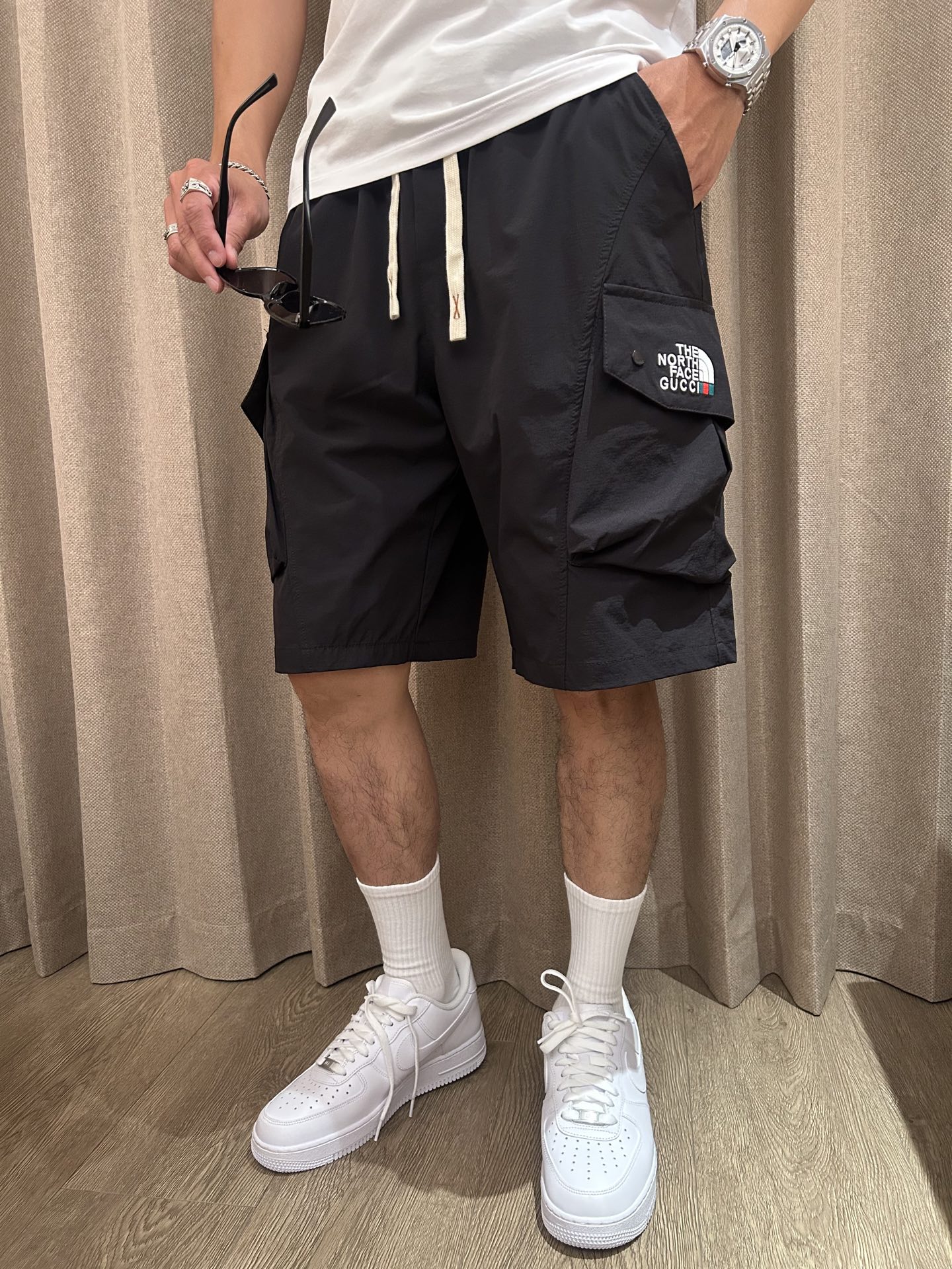 NO:418305,Gucc 2025 summer new quick-dry shorts are an excellent choice for summer sports and leisure. It uses professional quick-drying fabrics to quickly absorb and evaporate sweat and keep the body dry. Whether it is intense exercise or daily travel, you are not afraid of sultry and stickiness. The drawstring elastic waist design is convenient to put on and take off, and can be flexibly adjusted according to your own needs and adapted to different waist circumferences. Zippered pockets on both sides not only add a sense of design, but also safely store small objects such as keys, mobile phones, etc., which is convenient and practical. The exquisite brand logo embroidery of the trouser body shows the quality and style in a low-key manner. The overall style is neat, modifying the leg lines, and paired with simple T-shirts and sneakers to easily create a fashionable and sporty style; it is a good choice whether you travel or stay at home!  Size M-3XL, gucci,sneakers,shorts,tees,t-shirt,alexander wang19860909Gucc 2025夏季新品速干短裤 是夏日运动与休闲的绝佳之选.采用专业速干面料,能迅速吸收并蒸发汗水,保持身体干爽,无论是激烈运动还是日常出行,都无惧闷热与黏腻. 抽绳式松紧腰设计,穿脱便捷,可根据自身需求灵活调整,适配不同腰围.两侧拉链口袋,不仅增添设计感,更能安全收纳小物件,如钥匙、手机等,方便又实用.裤身精致的品牌标识刺绣,低调彰显品质与格调. 整体版型利落,修饰腿部线条,搭配简约T恤和运动鞋,轻松打造时尚运动风；无论出行还是居家,都是不错的选择！ 尺码M-3XL,,gucci,sneakers,shorts,tees，t-shirt,alexander wang,Men's clothing