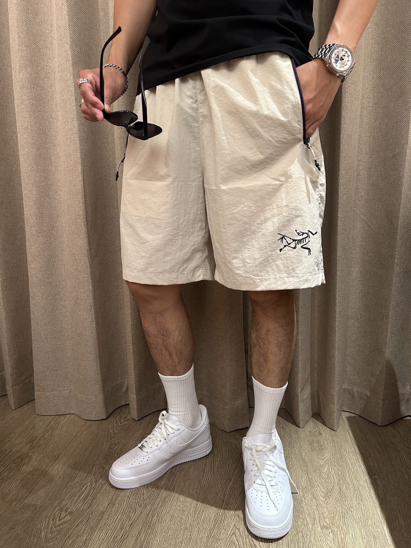 NO:418294,Archaeopteryx 2025 summer new quick-dry shorts are an excellent choice for summer sports and leisure. It uses professional quick-drying fabrics to quickly absorb and evaporate sweat and keep the body dry. Whether it is intense exercise or daily travel, you are not afraid of sultry and stickiness. The drawstring elastic waist design is convenient to put on and take off, and can be flexibly adjusted according to your own needs and adapted to different waist circumferences. Zippered pockets on both sides not only add a sense of design, but also safely store small objects such as keys, mobile phones, etc., which is convenient and practical. The exquisite brand logo embroidery of the trouser body shows the quality and style in a low-key manner. The overall style is neat, modifying the leg lines, and paired with simple T-shirts and sneakers to easily create a fashionable and sporty style; it is a good choice whether you travel or stay at home!  Size M-3XL, arc'teryx,sneakers,shorts,tees,t-shirt,alexander wang19860909始祖鸟 2025夏季新品速干短裤 是夏日运动与休闲的绝佳之选.采用专业速干面料,能迅速吸收并蒸发汗水,保持身体干爽,无论是激烈运动还是日常出行,都无惧闷热与黏腻. 抽绳式松紧腰设计,穿脱便捷,可根据自身需求灵活调整,适配不同腰围.两侧拉链口袋,不仅增添设计感,更能安全收纳小物件,如钥匙、手机等,方便又实用.裤身精致的品牌标识刺绣,低调彰显品质与格调. 整体版型利落,修饰腿部线条,搭配简约T恤和运动鞋,轻松打造时尚运动风；无论出行还是居家,都是不错的选择！ 尺码M-3XL,arc'teryx,sneakers,shorts,tees，t-shirt,alexander wang,Men's clothing