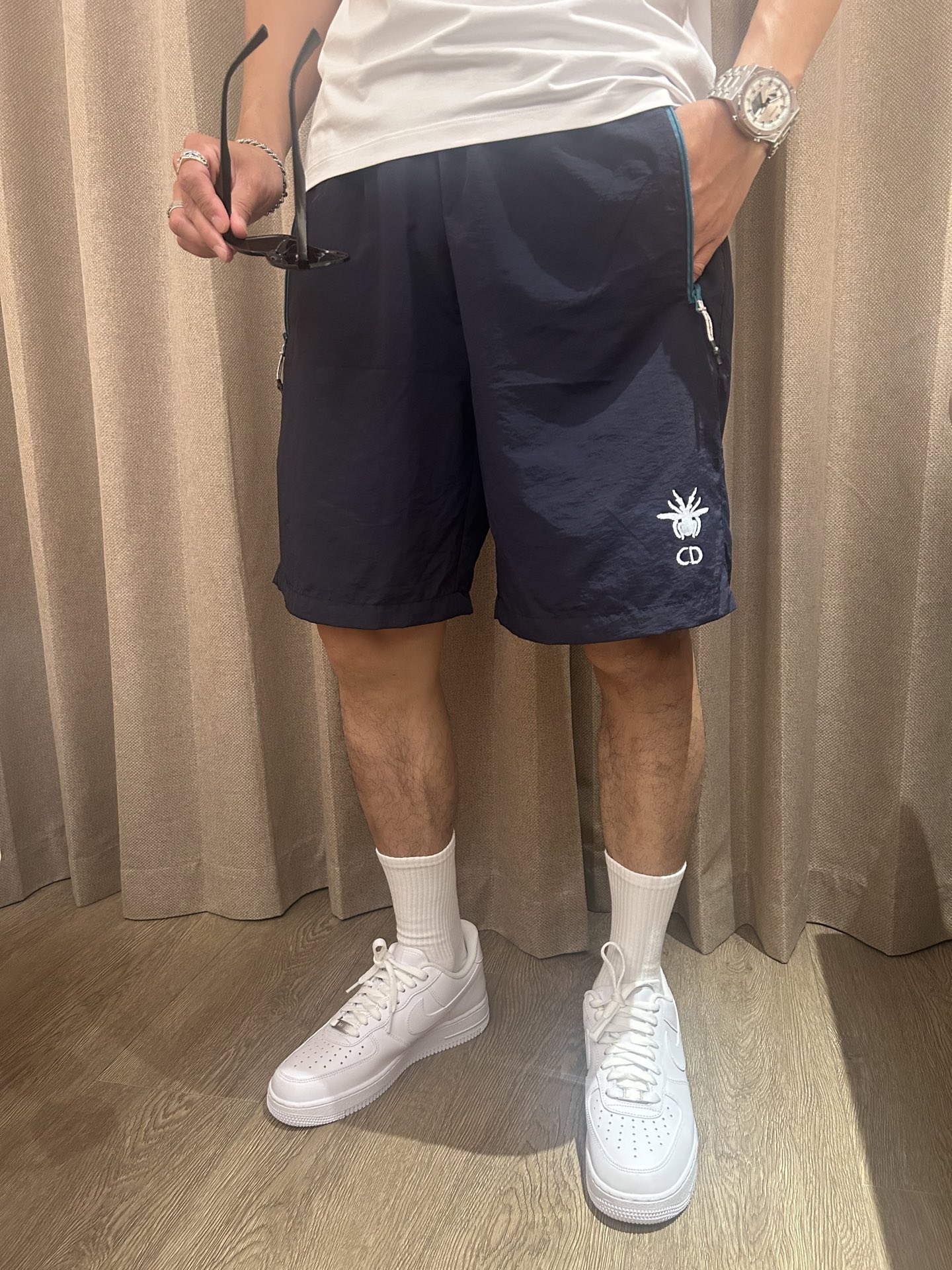 NO:418298,Dior 2025 summer new quick-dry shorts are an excellent choice for summer sports and leisure. It uses professional quick-drying fabrics to quickly absorb and evaporate sweat and keep the body dry. Whether it is intense exercise or daily travel, you are not afraid of sultry and stickiness. The drawstring elastic waist design is convenient to put on and take off, and can be flexibly adjusted according to your own needs and adapted to different waist circumferences. Zippered pockets on both sides not only add a sense of design, but also safely store small objects such as keys, mobile phones, etc., which is convenient and practical. The exquisite brand logo embroidery of the trouser body shows the quality and style in a low-key manner. The overall style is neat, modifying the leg lines, and paired with simple T-shirts and sneakers to easily create a fashionable and sporty style; it is a good choice whether you travel or stay at home!  Size M-3XL, dior,sneakers,shorts,tees,t-shirt,alexander wang19860909Dior 2025夏季新品速干短裤 是夏日运动与休闲的绝佳之选.采用专业速干面料,能迅速吸收并蒸发汗水,保持身体干爽,无论是激烈运动还是日常出行,都无惧闷热与黏腻. 抽绳式松紧腰设计,穿脱便捷,可根据自身需求灵活调整,适配不同腰围.两侧拉链口袋,不仅增添设计感,更能安全收纳小物件,如钥匙、手机等,方便又实用.裤身精致的品牌标识刺绣,低调彰显品质与格调. 整体版型利落,修饰腿部线条,搭配简约T恤和运动鞋,轻松打造时尚运动风；无论出行还是居家,都是不错的选择！ 尺码M-3XL,,dior,sneakers,shorts,tees，t-shirt,alexander wang,Men's clothing