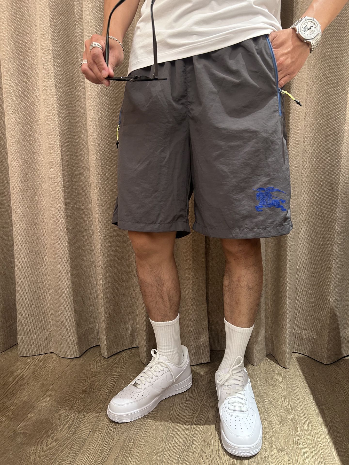 NO:418280,Bur 2025 summer new quick-dry shorts are an excellent choice for summer sports and leisure. It uses professional quick-drying fabrics to quickly absorb and evaporate sweat and keep the body dry. Whether it is intense exercise or daily travel, you are not afraid of sultry and stickiness. The drawstring elastic waist design is convenient to put on and take off, and can be flexibly adjusted according to your own needs and adapted to different waist circumferences. Zippered pockets on both sides not only add a sense of design, but also safely store small objects such as keys, mobile phones, etc., which is convenient and practical. The exquisite brand logo embroidery of the trouser body shows the quality and style in a low-key manner. The overall style is neat, modifying the leg lines, and paired with simple T-shirts and sneakers to easily create a fashionable and sporty style; it is a good choice whether you travel or stay at home!  Size M-3XL, Burberry, Sneakers, shorts, tees, t-shirt, alexander wang19860909Bur 2025夏季新品速干短裤 是夏日运动与休闲的绝佳之选.采用专业速干面料,能迅速吸收并蒸发汗水,保持身体干爽,无论是激烈运动还是日常出行,都无惧闷热与黏腻. 抽绳式松紧腰设计,穿脱便捷,可根据自身需求灵活调整,适配不同腰围.两侧拉链口袋,不仅增添设计感,更能安全收纳小物件,如钥匙、手机等,方便又实用.裤身精致的品牌标识刺绣,低调彰显品质与格调. 整体版型利落,修饰腿部线条,搭配简约T恤和运动鞋,轻松打造时尚运动风；无论出行还是居家,都是不错的选择！ 尺码M-3XL,,burberry,sneakers,shorts,tees，t-shirt,alexander wang,Men's clothing