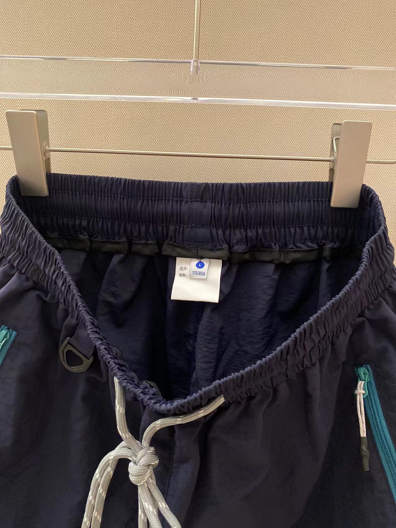 Miumiu 2025 Shorts: Ideal for Summer Sports and Leisure, Quick-Dry Fabric, Convenient Zipper Pockets. - 图片 8