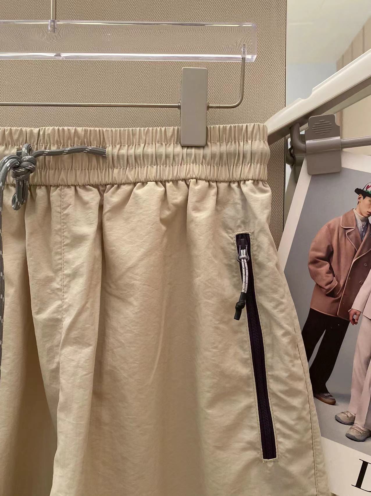 Miumiu 2025 Summer Shorts: Dry Fabric, Stylish Design, Practical Features - 图片 7