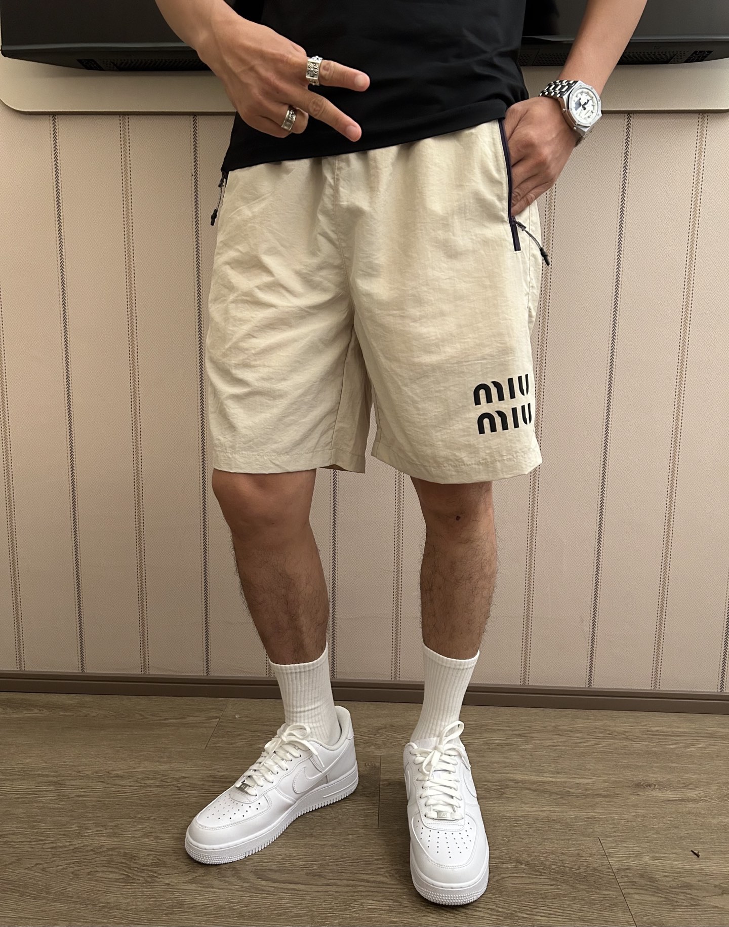 Miumiu 2025 Summer Shorts: Dry Fabric, Stylish Design, Practical Features - 图片 3