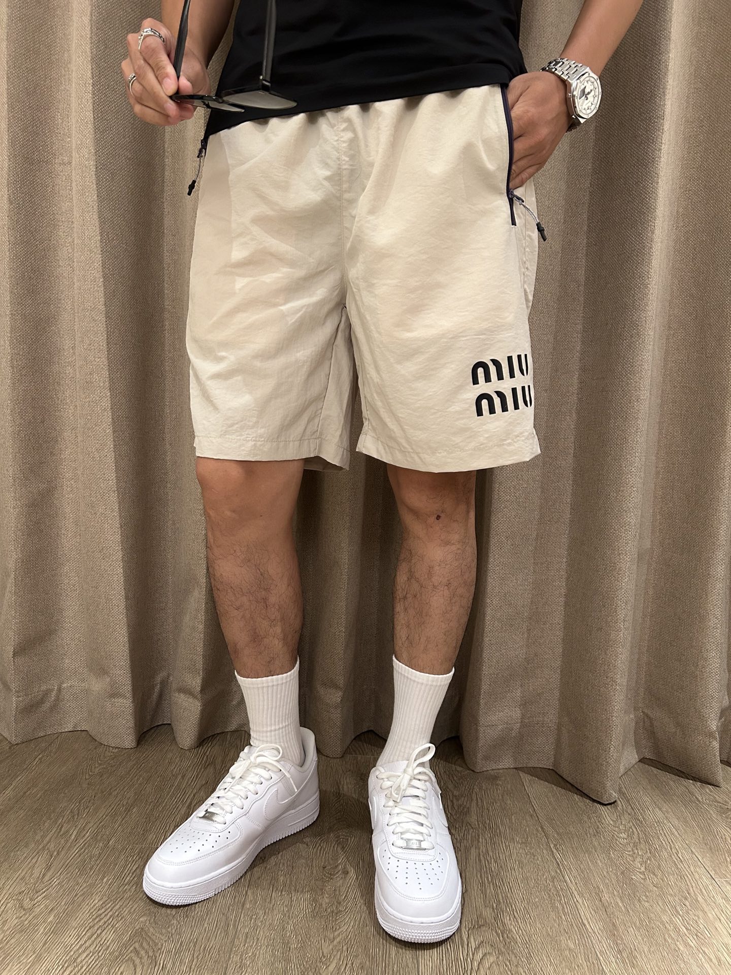 NO:449781,Miumiu 2025 summer new quick-dry shorts are an excellent choice for summer sports and leisure. It uses professional quick-drying fabrics to quickly absorb and evaporate sweat and keep the body dry. Whether it is intense exercise or daily travel, you are not afraid of sultry and stickiness. The drawstring elastic waist design is convenient to put on and take off, and can be flexibly adjusted according to your own needs and adapted to different waist circumferences. Zippered pockets on both sides not only add a sense of design, but also safely store small objects such as keys, mobile phones, etc., which is convenient and practical. The exquisite brand logo embroidery of the trouser body shows the quality and style in a low-key manner. The overall style is neat, modifying the leg lines, and paired with simple T-shirts and sneakers to easily create a fashionable and sporty style; it is a good choice whether you travel or stay at home!  Size M-3XL, miumiu,sneakers,shorts,tees,t-shirt,alexander wang19860909miumiu 2025夏季新品速干短裤 是夏日运动与休闲的绝佳之选.采用专业速干面料,能迅速吸收并蒸发汗水,保持身体干爽,无论是激烈运动还是日常出行,都无惧闷热与黏腻. 抽绳式松紧腰设计,穿脱便捷,可根据自身需求灵活调整,适配不同腰围.两侧拉链口袋,不仅增添设计感,更能安全收纳小物件,如钥匙、手机等,方便又实用.裤身精致的品牌标识刺绣,低调彰显品质与格调. 整体版型利落,修饰腿部线条,搭配简约T恤和运动鞋,轻松打造时尚运动风；无论出行还是居家,都是不错的选择！ 尺码M-3XL,,miumiu,sneakers,shorts,tees，t-shirt,alexander wang,Men's clothing