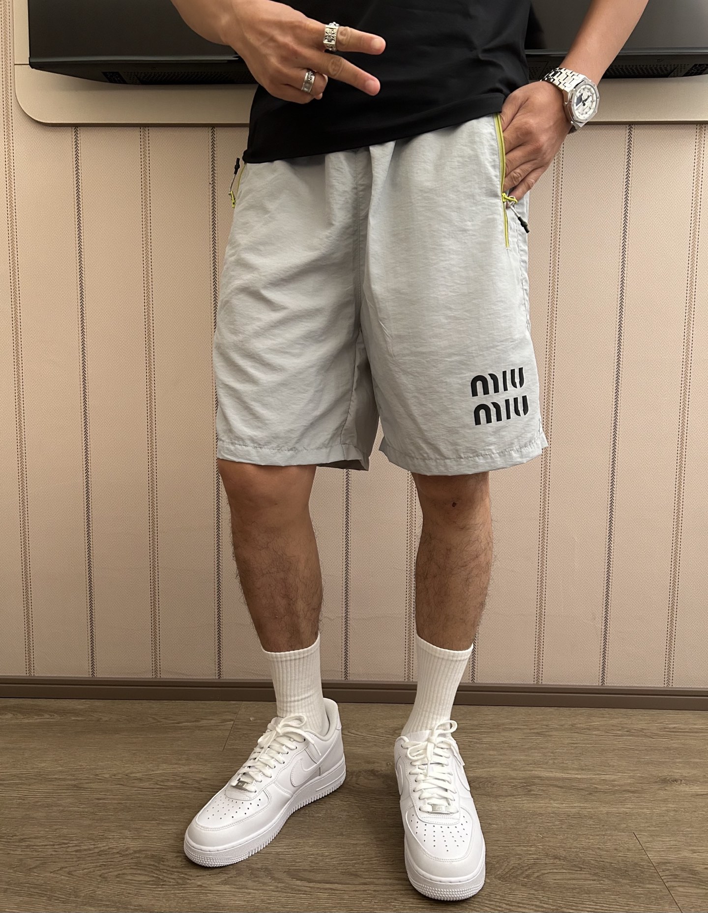 Miumiu 2025 Summer Shorts: Quick-dry fabric, stylish design, perfect for sports and leisure - 图片 3