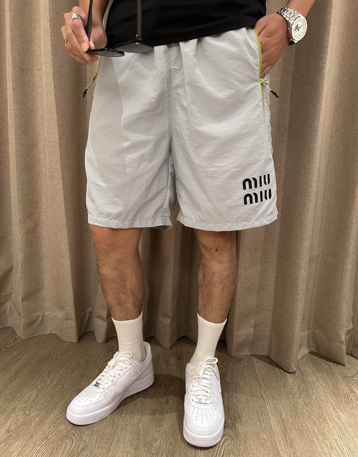 NO:447475,Miumiu 2025 summer new quick-dry shorts are an excellent choice for summer sports and leisure. It uses professional quick-drying fabrics to quickly absorb and evaporate sweat and keep the body dry. Whether it is intense exercise or daily travel, you are not afraid of sultry and stickiness. The drawstring elastic waist design is convenient to put on and take off, and can be flexibly adjusted according to your own needs and adapted to different waist circumferences. Zippered pockets on both sides not only add a sense of design, but also safely store small objects such as keys, mobile phones, etc., which is convenient and practical. The exquisite brand logo embroidery of the trouser body shows the quality and style in a low-key manner. The overall style is neat, modifying the leg lines, and paired with simple T-shirts and sneakers to easily create a fashionable and sporty style; it is a good choice whether you travel or stay at home!  Size M-3XL, miumiu,sneakers,shorts,tees,t-shirt,alexander wang19860909miumiu 2025夏季新品速干短裤 是夏日运动与休闲的绝佳之选.采用专业速干面料,能迅速吸收并蒸发汗水,保持身体干爽,无论是激烈运动还是日常出行,都无惧闷热与黏腻. 抽绳式松紧腰设计,穿脱便捷,可根据自身需求灵活调整,适配不同腰围.两侧拉链口袋,不仅增添设计感,更能安全收纳小物件,如钥匙、手机等,方便又实用.裤身精致的品牌标识刺绣,低调彰显品质与格调. 整体版型利落,修饰腿部线条,搭配简约T恤和运动鞋,轻松打造时尚运动风；无论出行还是居家,都是不错的选择！ 尺码M-3XL,,miumiu,sneakers,shorts,tees，t-shirt,alexander wang,Men's clothing