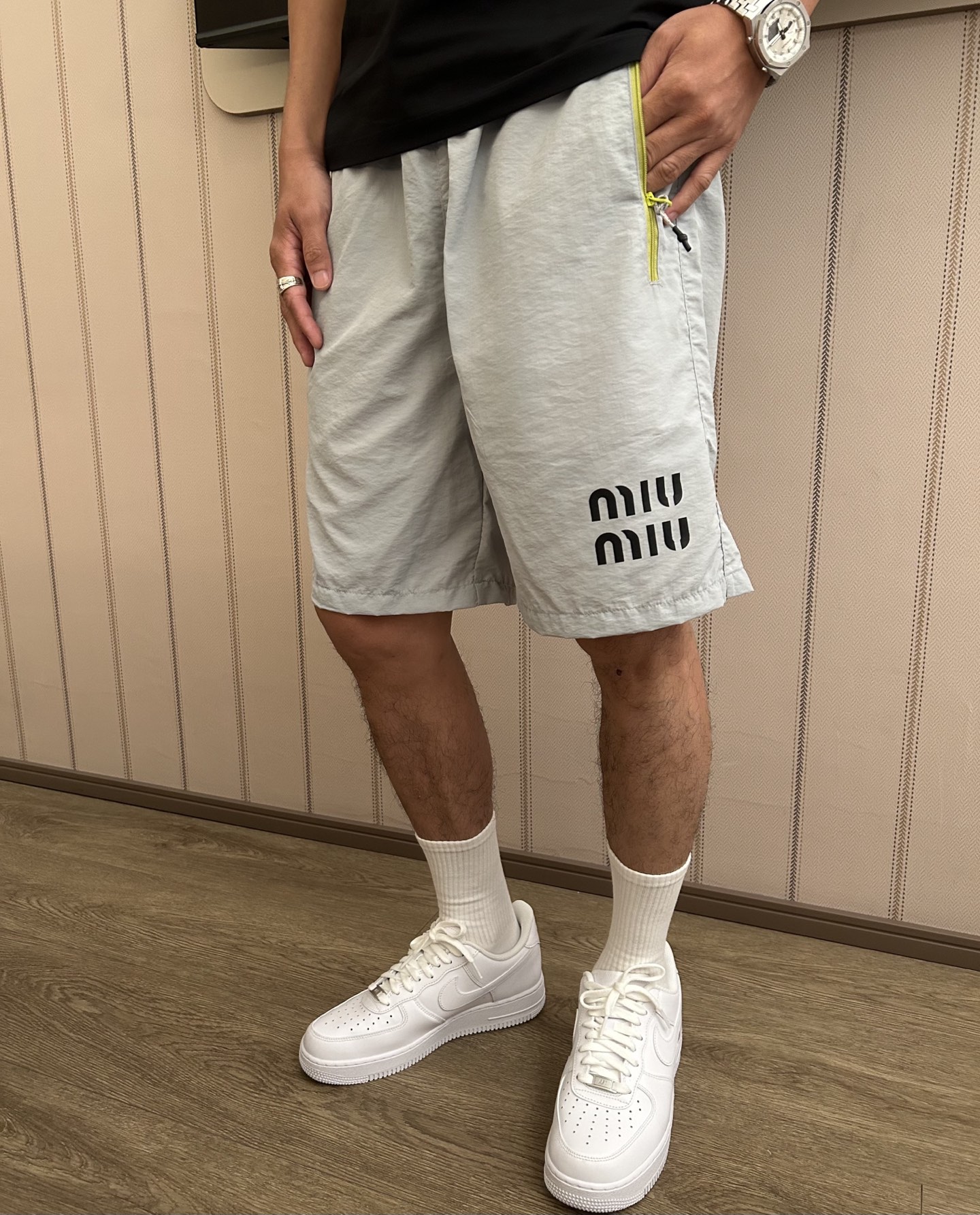Miumiu 2025 Summer Shorts: Quick-dry fabric, stylish design, perfect for sports and leisure - 图片 4