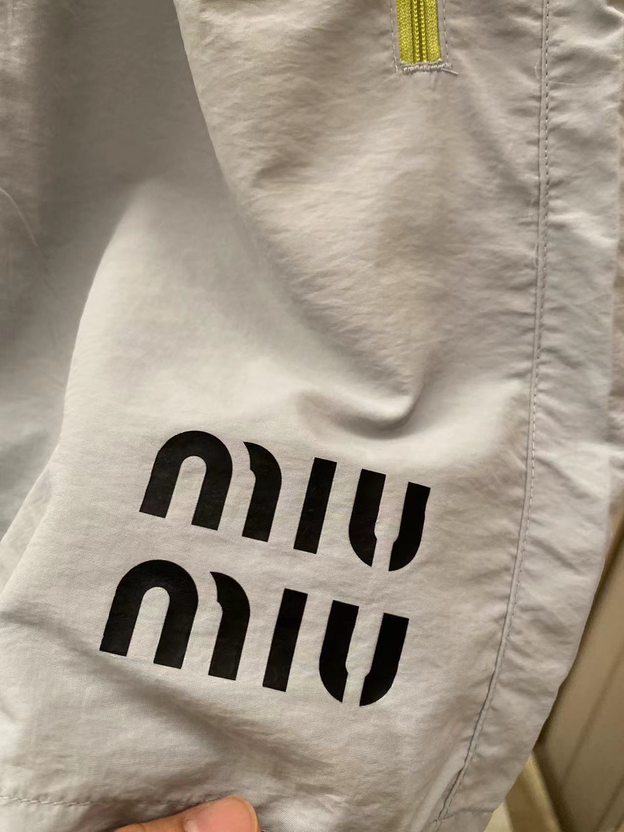 Miumiu 2025 Summer Shorts: Quick-dry fabric, stylish design, perfect for sports and leisure - 图片 6