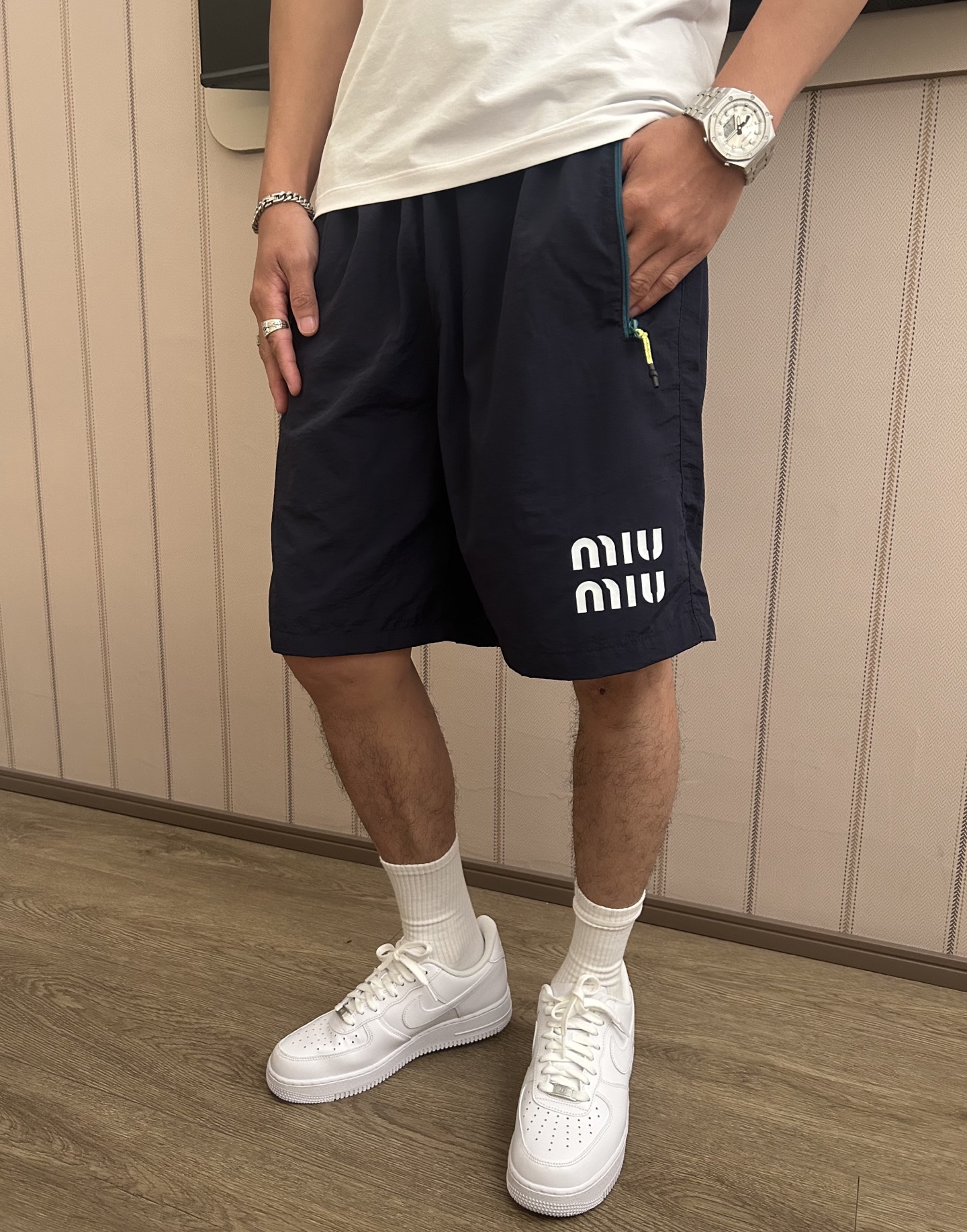Miumiu 2025 Shorts: Ideal for Summer Sports and Leisure, Quick-Dry Fabric, Convenient Zipper Pockets. - 图片 4