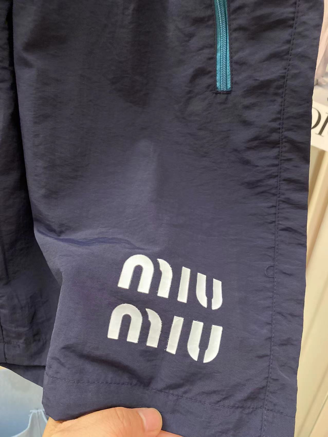 Miumiu 2025 Shorts: Ideal for Summer Sports and Leisure, Quick-Dry Fabric, Convenient Zipper Pockets. - 图片 6