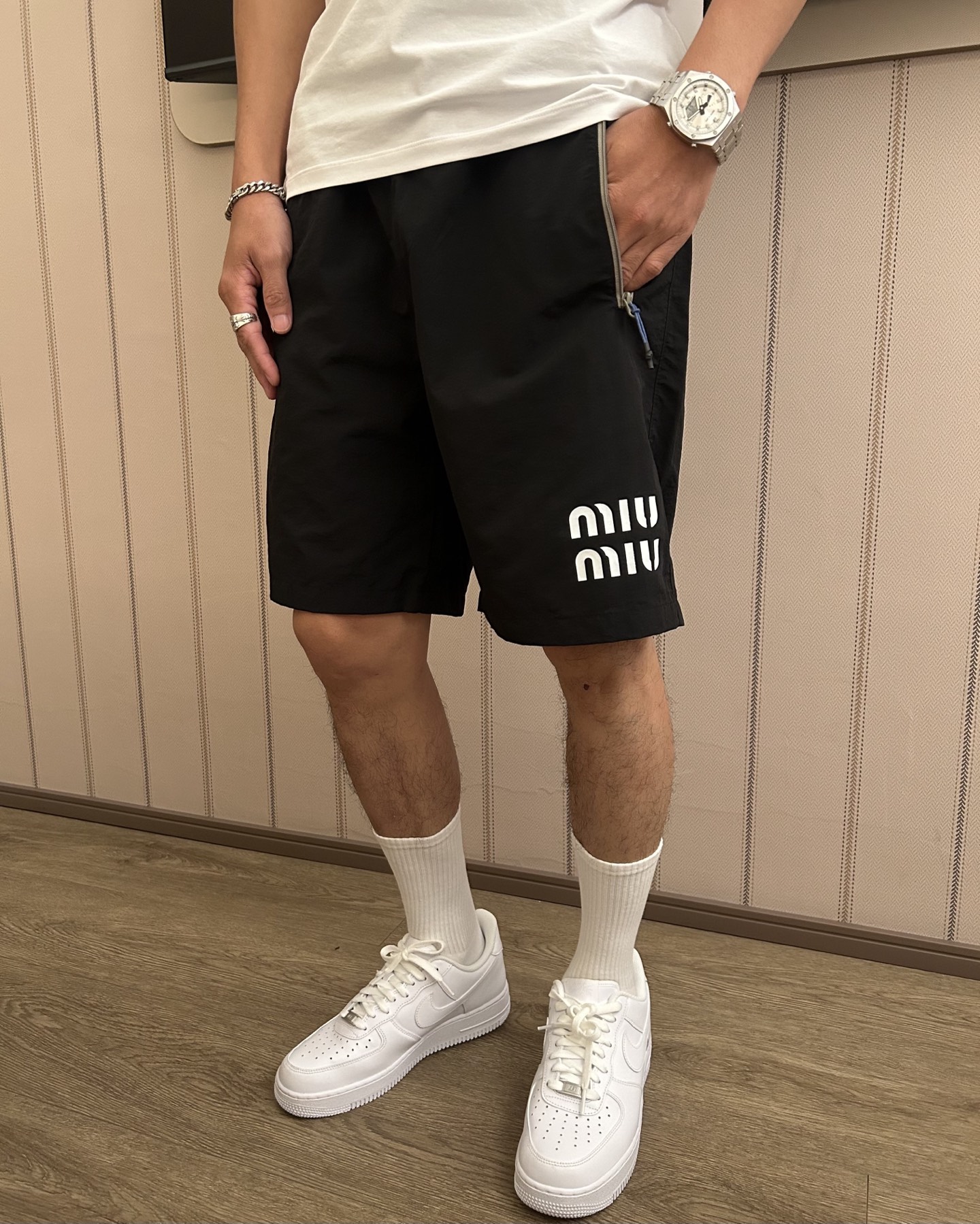 Miumiu 2025 Summer Shorts: Rapid Sweat Absorption, Stylish Design, Practical Pockets. - 图片 4