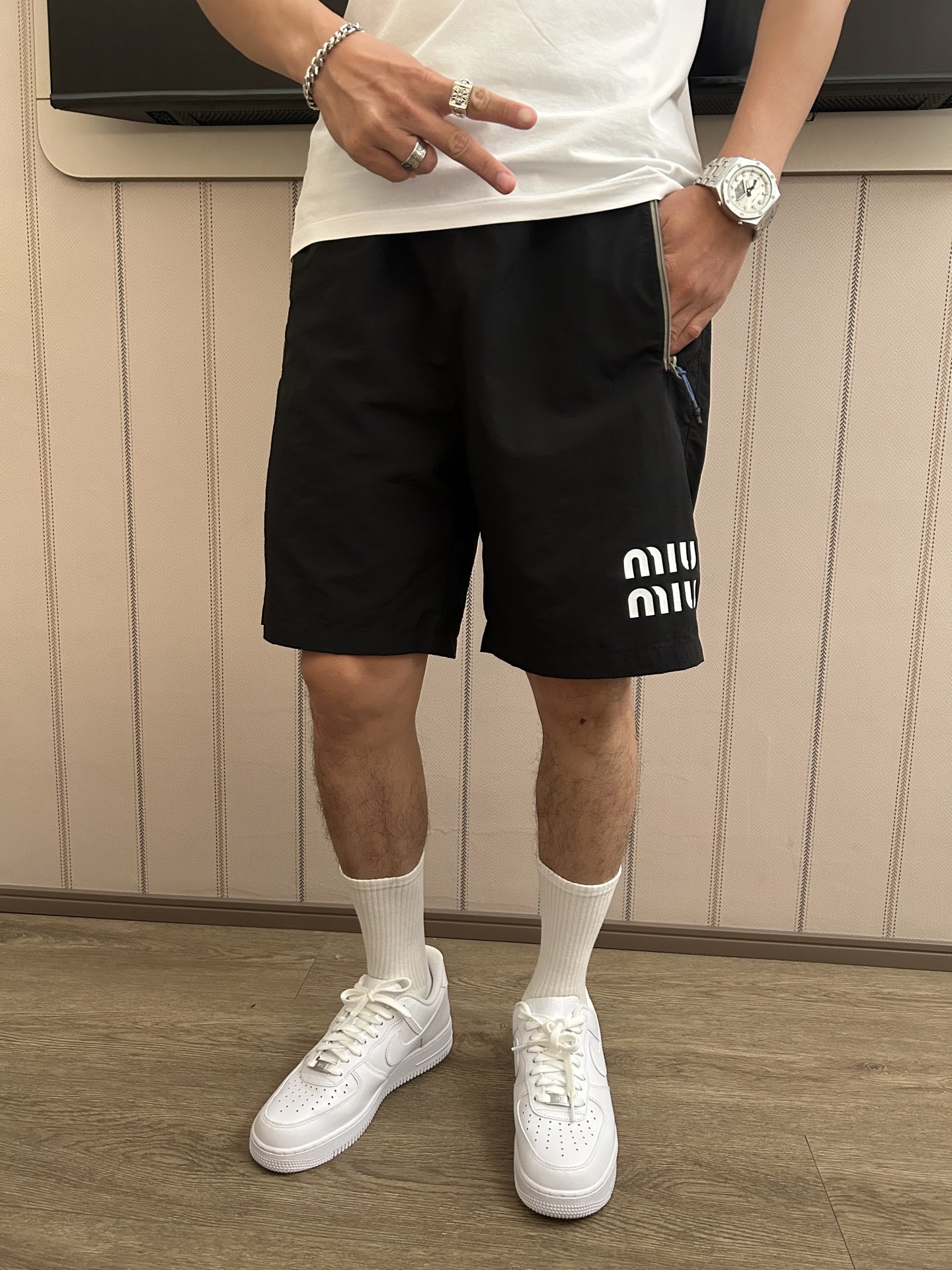 Miumiu 2025 Summer Shorts: Rapid Sweat Absorption, Stylish Design, Practical Pockets. - 图片 3