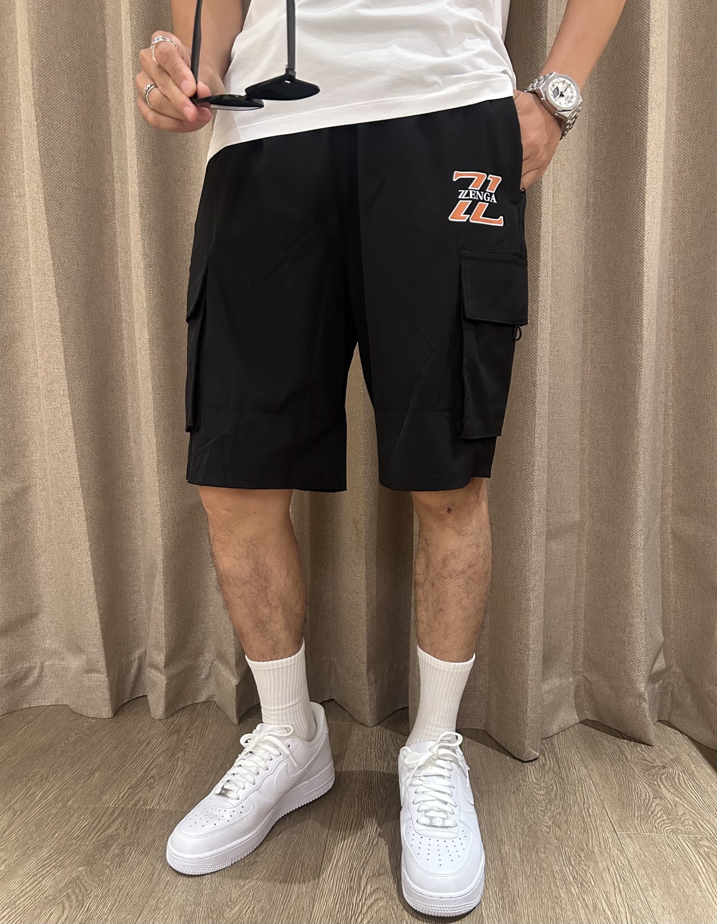 NO:449771,Zenia's new summer quick-dry shorts are an excellent choice for summer sports and leisure. It uses professional quick-drying fabrics to quickly absorb and evaporate sweat and keep the body dry. Whether it is intense exercise or daily travel, you are not afraid of sultry and stickiness. The drawstring elastic waist design is convenient to put on and take off, and can be flexibly adjusted according to your own needs and adapted to different waist circumferences. Zippered pockets on both sides not only add a sense of design, but also safely store small objects such as keys, mobile phones, etc., which is convenient and practical. The exquisite brand logo embroidery of the trouser body shows the quality and style in a low-key manner. The overall style is neat, modifying the leg lines, and paired with simple T-shirts and sneakers to easily create a fashionable and sporty style; it is a good choice whether you travel or stay at home!  Size M-4XL, zegna,sneakers,shorts,tees,t-shirt,alexander wang19860909杰尼亚 2025夏季新品速干短裤 是夏日运动与休闲的绝佳之选.采用专业速干面料,能迅速吸收并蒸发汗水,保持身体干爽,无论是激烈运动还是日常出行,都无惧闷热与黏腻. 抽绳式松紧腰设计,穿脱便捷,可根据自身需求灵活调整,适配不同腰围.两侧拉链口袋,不仅增添设计感,更能安全收纳小物件,如钥匙、手机等,方便又实用.裤身精致的品牌标识刺绣,低调彰显品质与格调. 整体版型利落,修饰腿部线条,搭配简约T恤和运动鞋,轻松打造时尚运动风；无论出行还是居家,都是不错的选择！ 尺码M-4XL,,zegna,sneakers,shorts,tees，t-shirt,alexander wang,Men's clothing