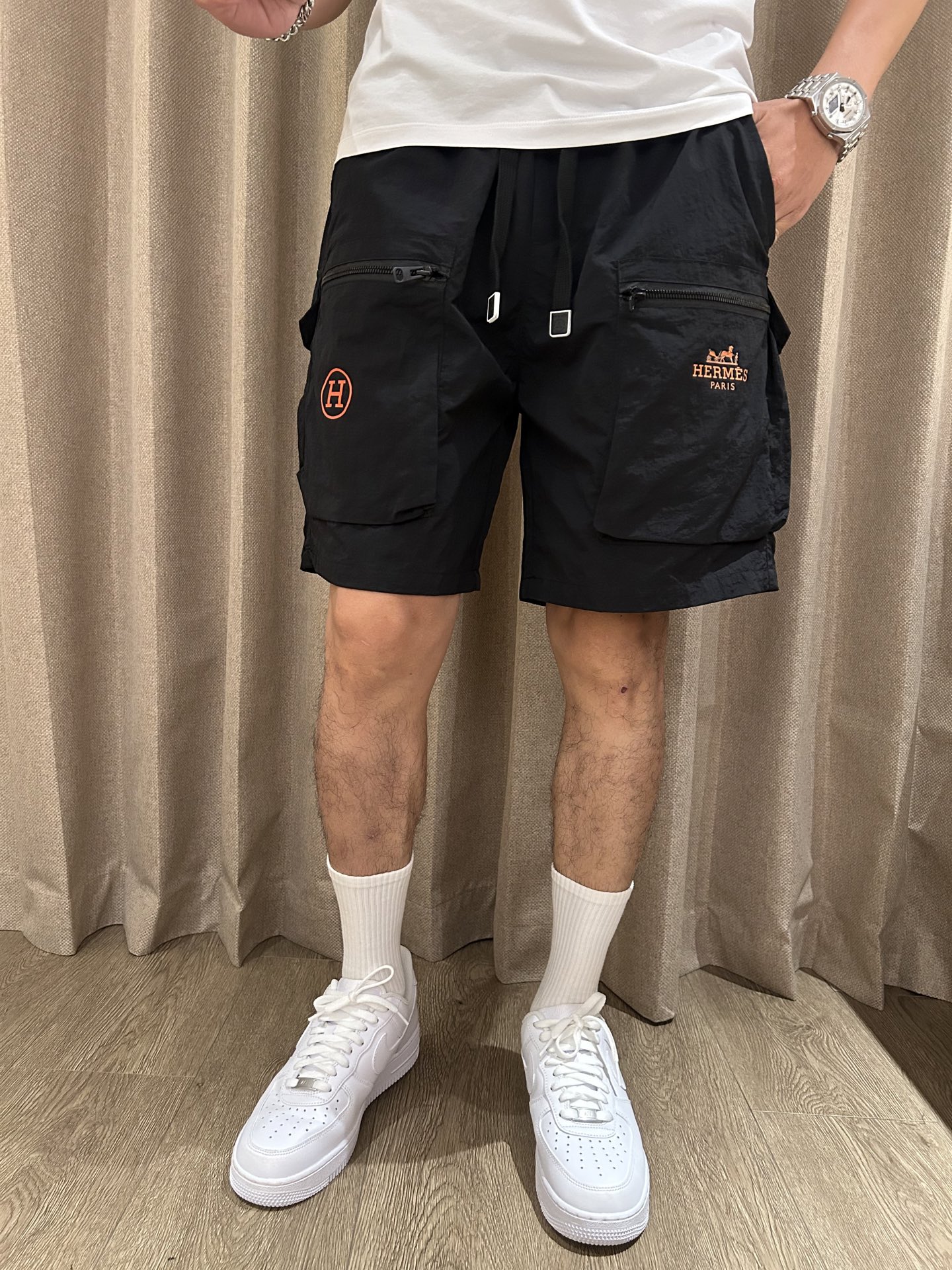 NO:447416,H 2025 summer new quick-dry shorts are an excellent choice for summer sports and leisure. It uses professional quick-drying fabrics to quickly absorb and evaporate sweat and keep the body dry. Whether it is intense exercise or daily travel, you are not afraid of sultry and stickiness. The drawstring elastic waist design is convenient to put on and take off, and can be flexibly adjusted according to your own needs and adapted to different waist circumferences. Zippered pockets on both sides not only add a sense of design, but also safely store small objects such as keys, mobile phones, etc., which is convenient and practical. The exquisite brand logo embroidery of the trouser body shows the quality and style in a low-key manner. The overall style is neat, modifying the leg lines, and paired with simple T-shirts and sneakers to easily create a fashionable and sporty style; it is a good choice whether you travel or stay at home!  Size M-4XL, Sneakers, shorts, tees, t-shirt, alexander wang19860909H 2025夏季新品速干短裤 是夏日运动与休闲的绝佳之选.采用专业速干面料,能迅速吸收并蒸发汗水,保持身体干爽,无论是激烈运动还是日常出行,都无惧闷热与黏腻. 抽绳式松紧腰设计,穿脱便捷,可根据自身需求灵活调整,适配不同腰围.两侧拉链口袋,不仅增添设计感,更能安全收纳小物件,如钥匙、手机等,方便又实用.裤身精致的品牌标识刺绣,低调彰显品质与格调. 整体版型利落,修饰腿部线条,搭配简约T恤和运动鞋,轻松打造时尚运动风；无论出行还是居家,都是不错的选择！ 尺码M-4XL,,sneakers,shorts,tees，t-shirt,alexander wang,Men's clothing