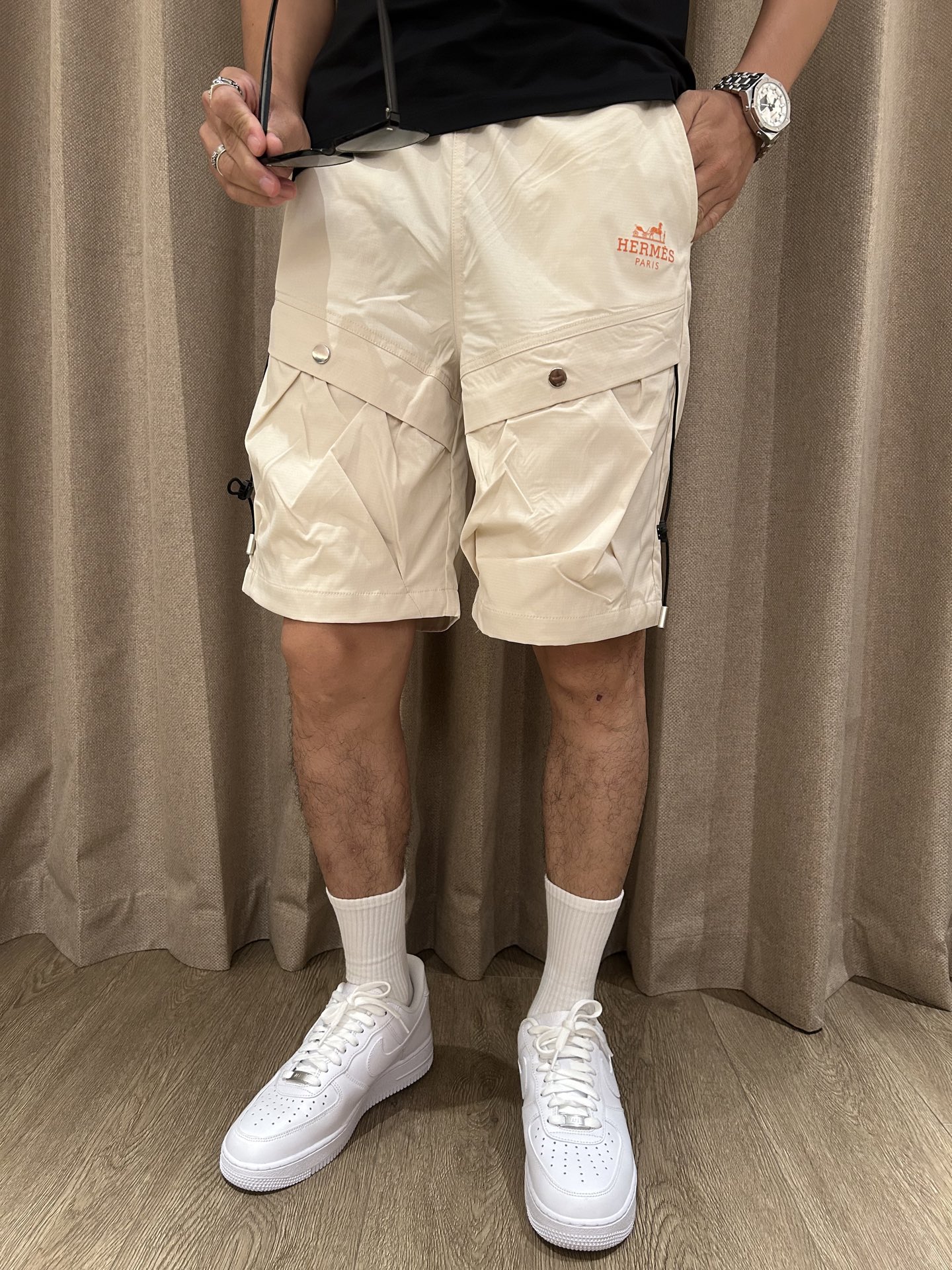 NO:449776,H 2025 summer new quick-dry shorts are an excellent choice for summer sports and leisure. It uses professional quick-drying fabrics to quickly absorb and evaporate sweat and keep the body dry. Whether it is intense exercise or daily travel, you are not afraid of sultry and stickiness. The drawstring elastic waist design is convenient to put on and take off, and can be flexibly adjusted according to your own needs and adapted to different waist circumferences. Zippered pockets on both sides not only add a sense of design, but also safely store small objects such as keys, mobile phones, etc., which is convenient and practical. The exquisite brand logo embroidery of the trouser body shows the quality and style in a low-key manner. The overall style is neat, modifying the leg lines, and paired with simple T-shirts and sneakers to easily create a fashionable and sporty style; it is a good choice whether you travel or stay at home!  Size M-4XL, Sneakers, shorts, tees, t-shirt, alexander wang19860909H 2025夏季新品速干短裤 是夏日运动与休闲的绝佳之选.采用专业速干面料,能迅速吸收并蒸发汗水,保持身体干爽,无论是激烈运动还是日常出行,都无惧闷热与黏腻. 抽绳式松紧腰设计,穿脱便捷,可根据自身需求灵活调整,适配不同腰围.两侧拉链口袋,不仅增添设计感,更能安全收纳小物件,如钥匙、手机等,方便又实用.裤身精致的品牌标识刺绣,低调彰显品质与格调. 整体版型利落,修饰腿部线条,搭配简约T恤和运动鞋,轻松打造时尚运动风；无论出行还是居家,都是不错的选择！ 尺码M-4XL,,sneakers,shorts,tees，t-shirt,alexander wang,Men's clothing