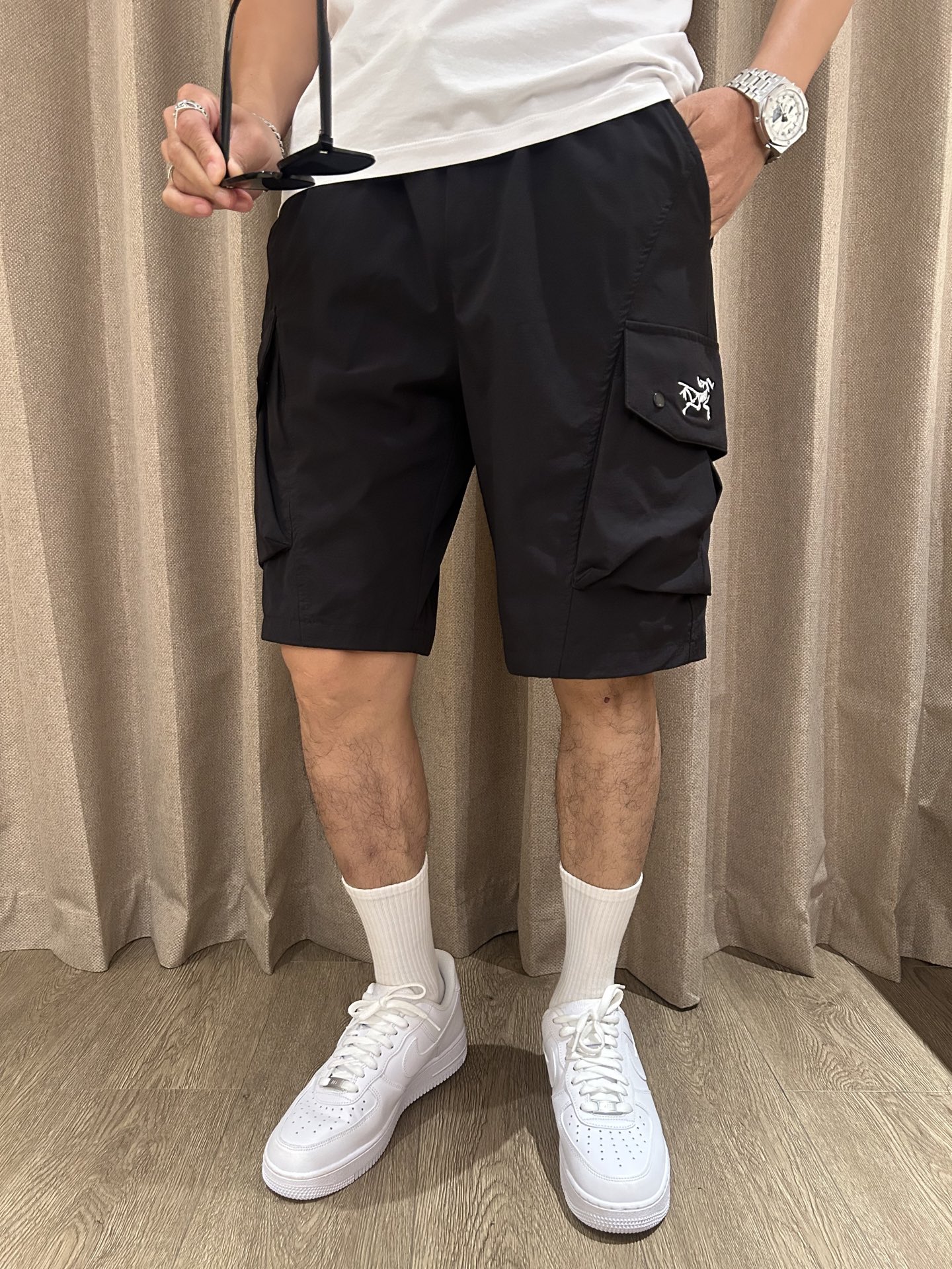 NO:449762,Archaeopteryx 2025 summer new quick-dry shorts are an excellent choice for summer sports and leisure. It uses professional quick-drying fabrics to quickly absorb and evaporate sweat and keep the body dry. Whether it is intense exercise or daily travel, you are not afraid of sultry and stickiness. The drawstring elastic waist design is convenient to put on and take off, and can be flexibly adjusted according to your own needs and adapted to different waist circumferences. Zippered pockets on both sides not only add a sense of design, but also safely store small objects such as keys, mobile phones, etc., which is convenient and practical. The exquisite brand logo embroidery of the trouser body shows the quality and style in a low-key manner. The overall style is neat, modifying the leg lines, and paired with simple T-shirts and sneakers to easily create a fashionable and sporty style; it is a good choice whether you travel or stay at home!  Size M-3XL, arc'teryx,sneakers,shorts,tees,t-shirt,alexander wang19860909始祖鸟 2025夏季新品速干短裤 是夏日运动与休闲的绝佳之选.采用专业速干面料,能迅速吸收并蒸发汗水,保持身体干爽,无论是激烈运动还是日常出行,都无惧闷热与黏腻. 抽绳式松紧腰设计,穿脱便捷,可根据自身需求灵活调整,适配不同腰围.两侧拉链口袋,不仅增添设计感,更能安全收纳小物件,如钥匙、手机等,方便又实用.裤身精致的品牌标识刺绣,低调彰显品质与格调. 整体版型利落,修饰腿部线条,搭配简约T恤和运动鞋,轻松打造时尚运动风；无论出行还是居家,都是不错的选择！ 尺码M-3XL,arc'teryx,sneakers,shorts,tees，t-shirt,alexander wang,Men's clothing