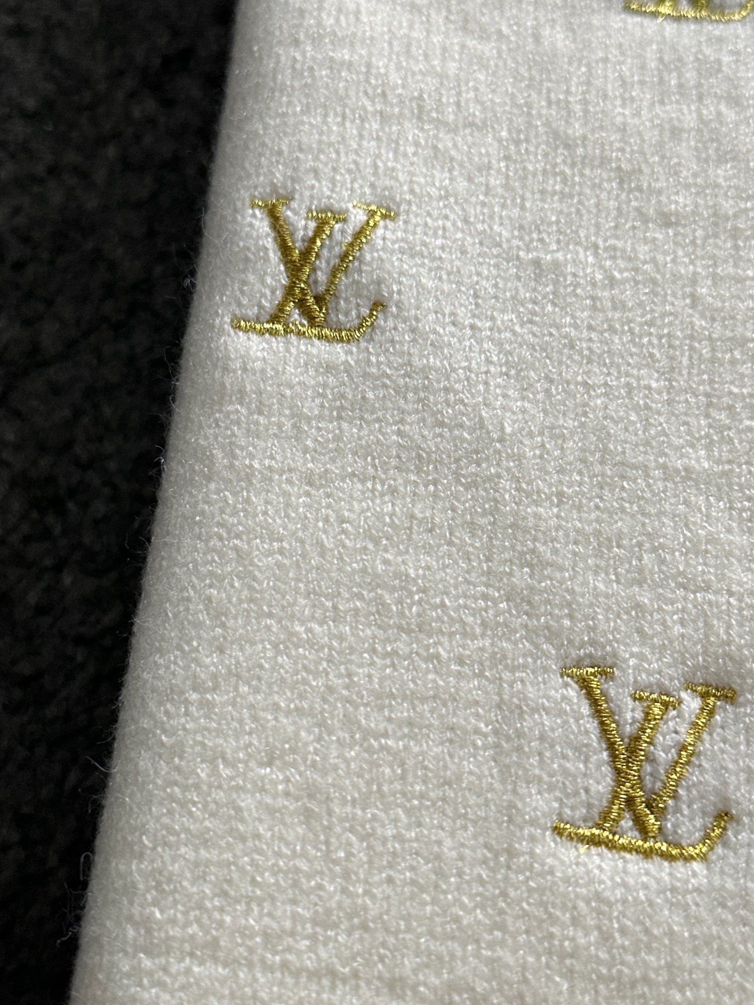  1V 2025SS秋冬新款 全身刺绣Logo字母套头圆领针织毛衣 采用平针刺绣针艺 精细的细节处理 造