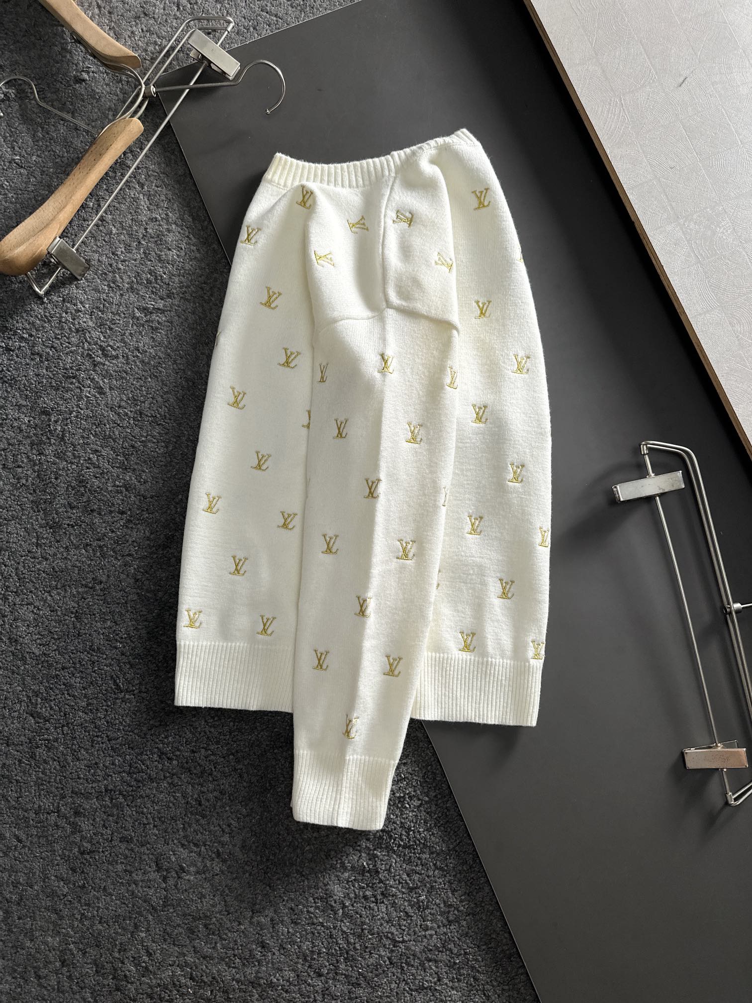  1V 2025SS秋冬新款 全身刺绣Logo字母套头圆领针织毛衣 采用平针刺绣针艺 精细的细节处理 造