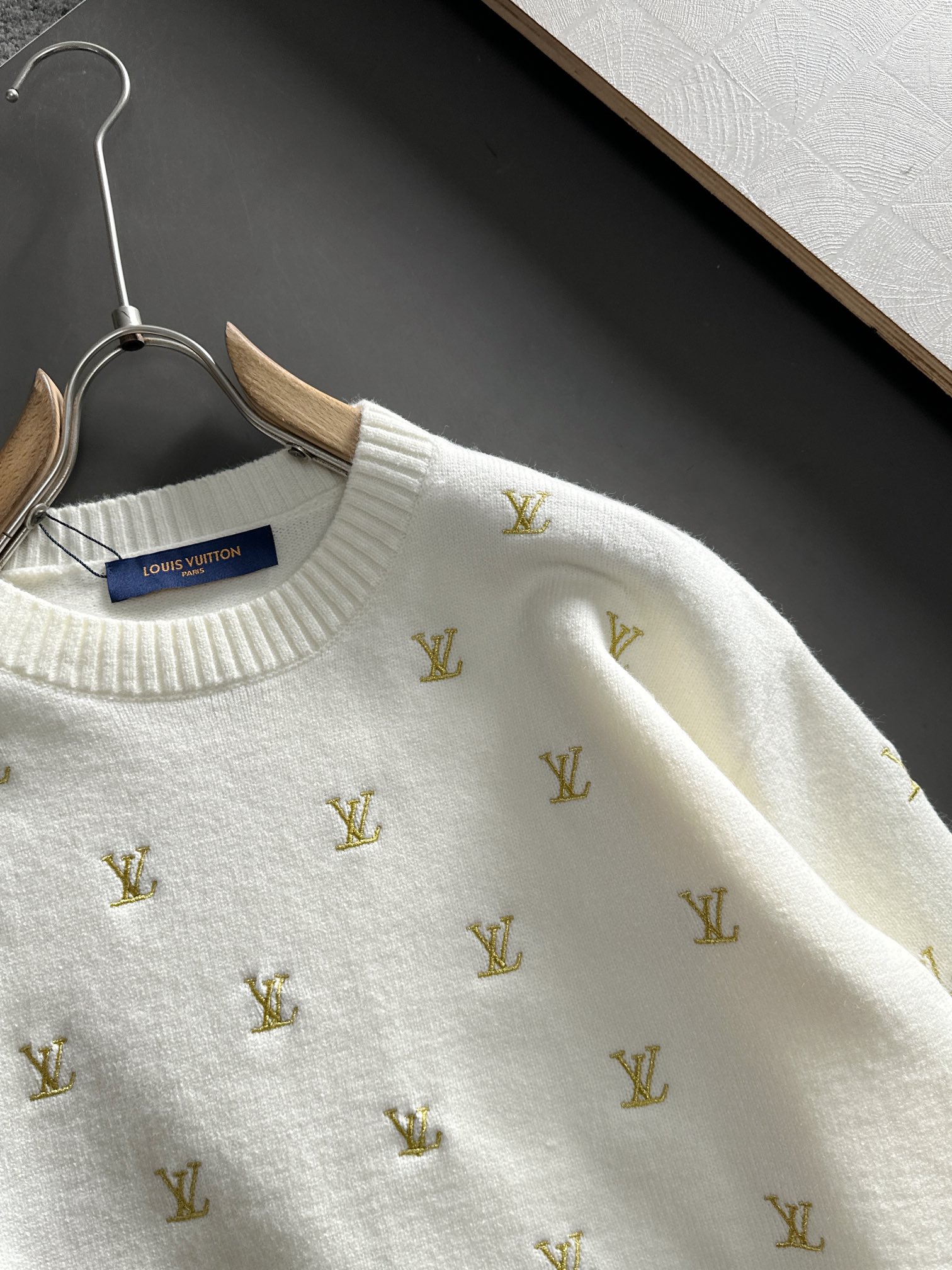  1V 2025SS秋冬新款 全身刺绣Logo字母套头圆领针织毛衣 采用平针刺绣针艺 精细的细节处理 造