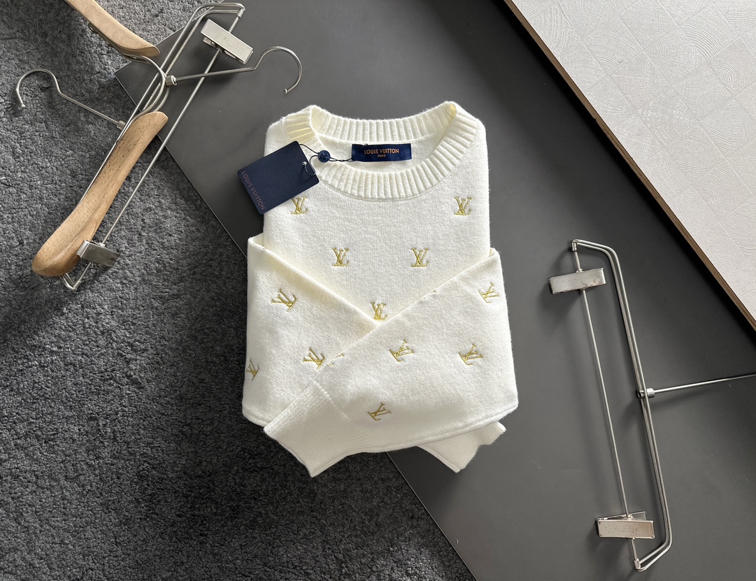  1V 2025SS秋冬新款 全身刺绣Logo字母套头圆领针织毛衣 采用平针刺绣针艺 精细的细节处理 造