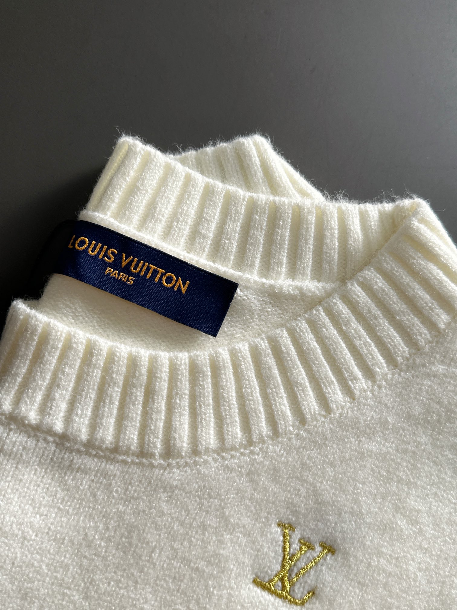  1V 2025SS秋冬新款 全身刺绣Logo字母套头圆领针织毛衣 采用平针刺绣针艺 精细的细节处理 造