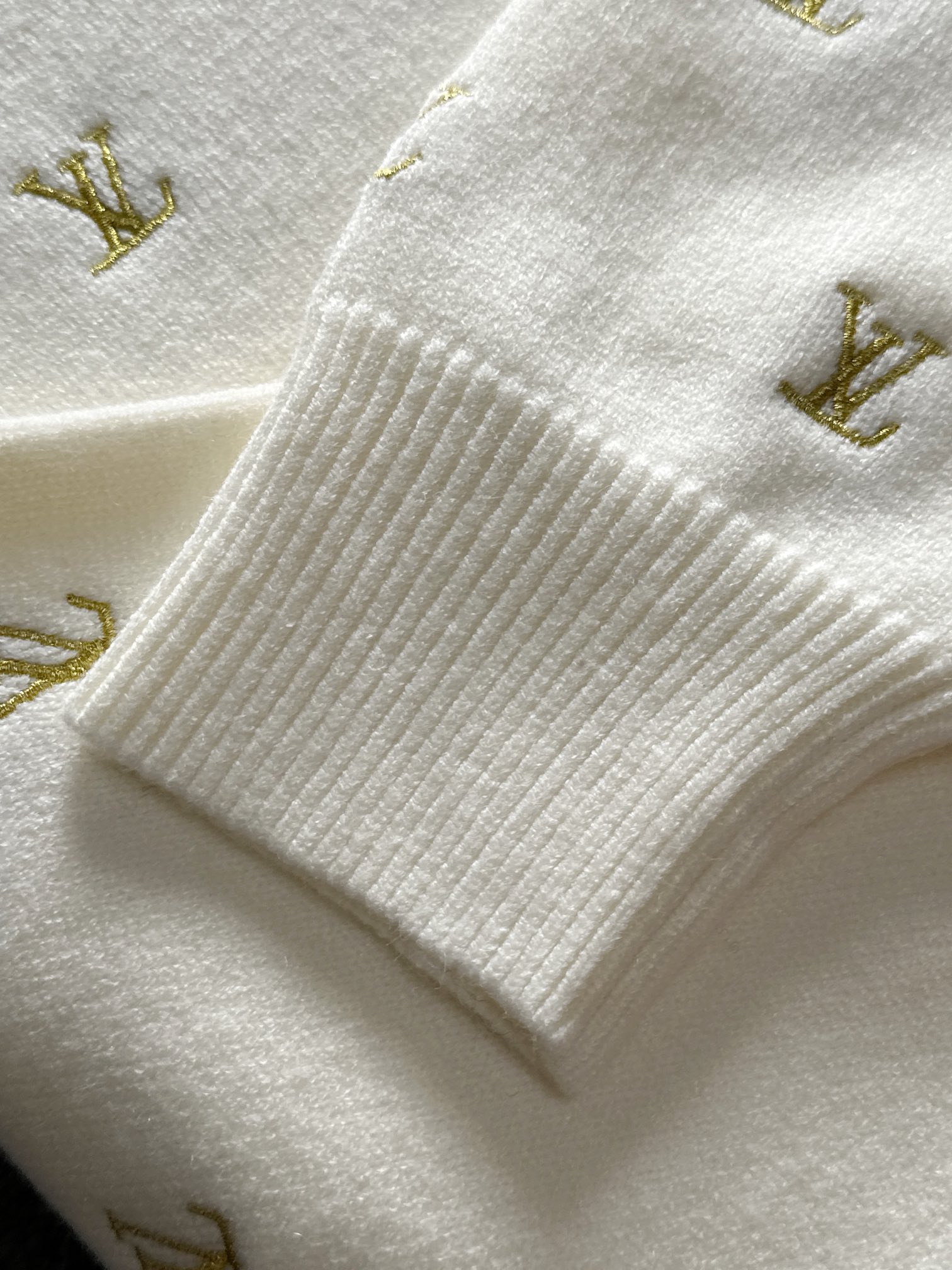  1V 2025SS秋冬新款 全身刺绣Logo字母套头圆领针织毛衣 采用平针刺绣针艺 精细的细节处理 造