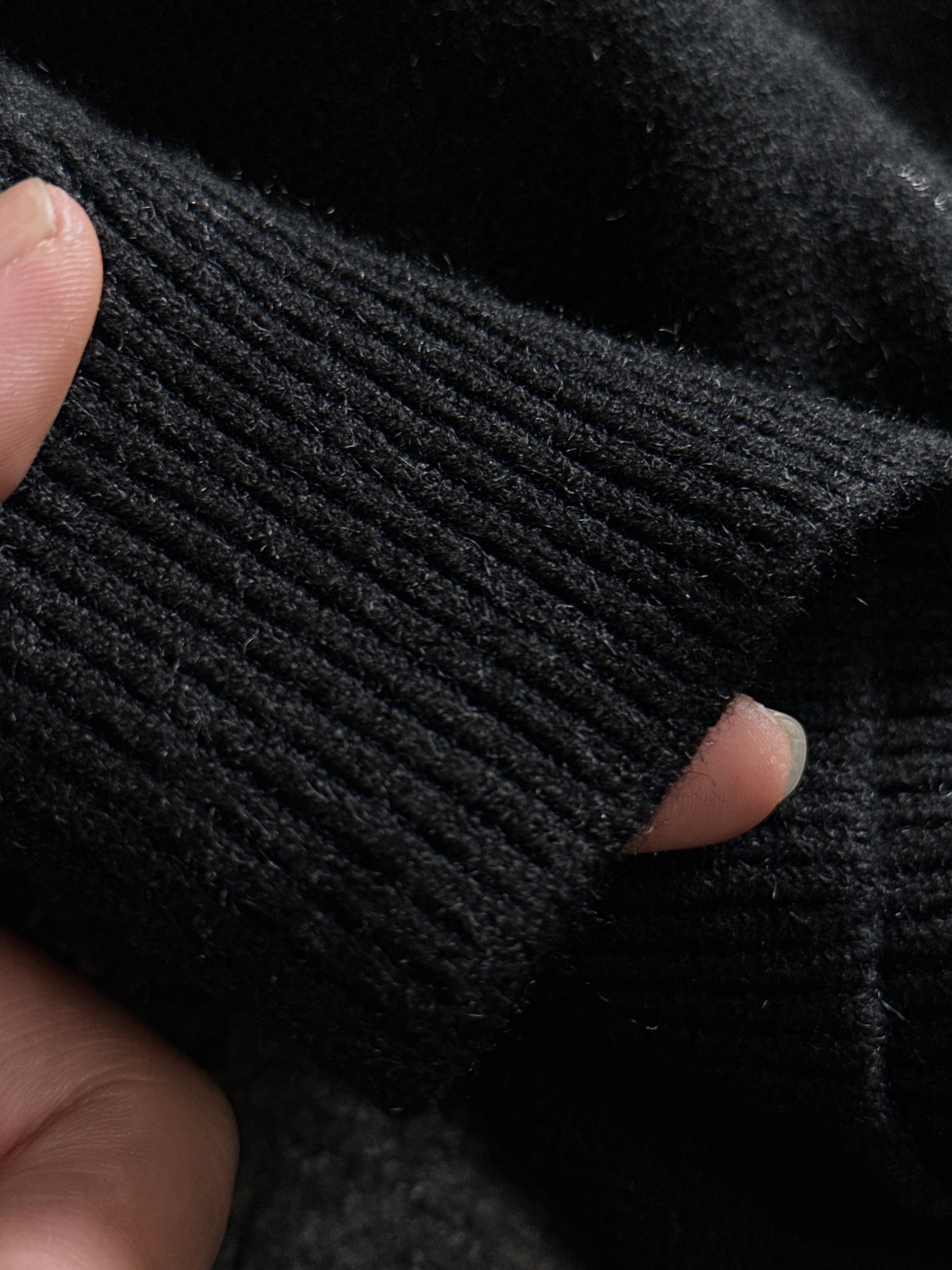  1V 2025SS秋冬新款 全身刺绣Logo字母套头圆领针织毛衣 采用平针刺绣针艺 精细的细节处理 造