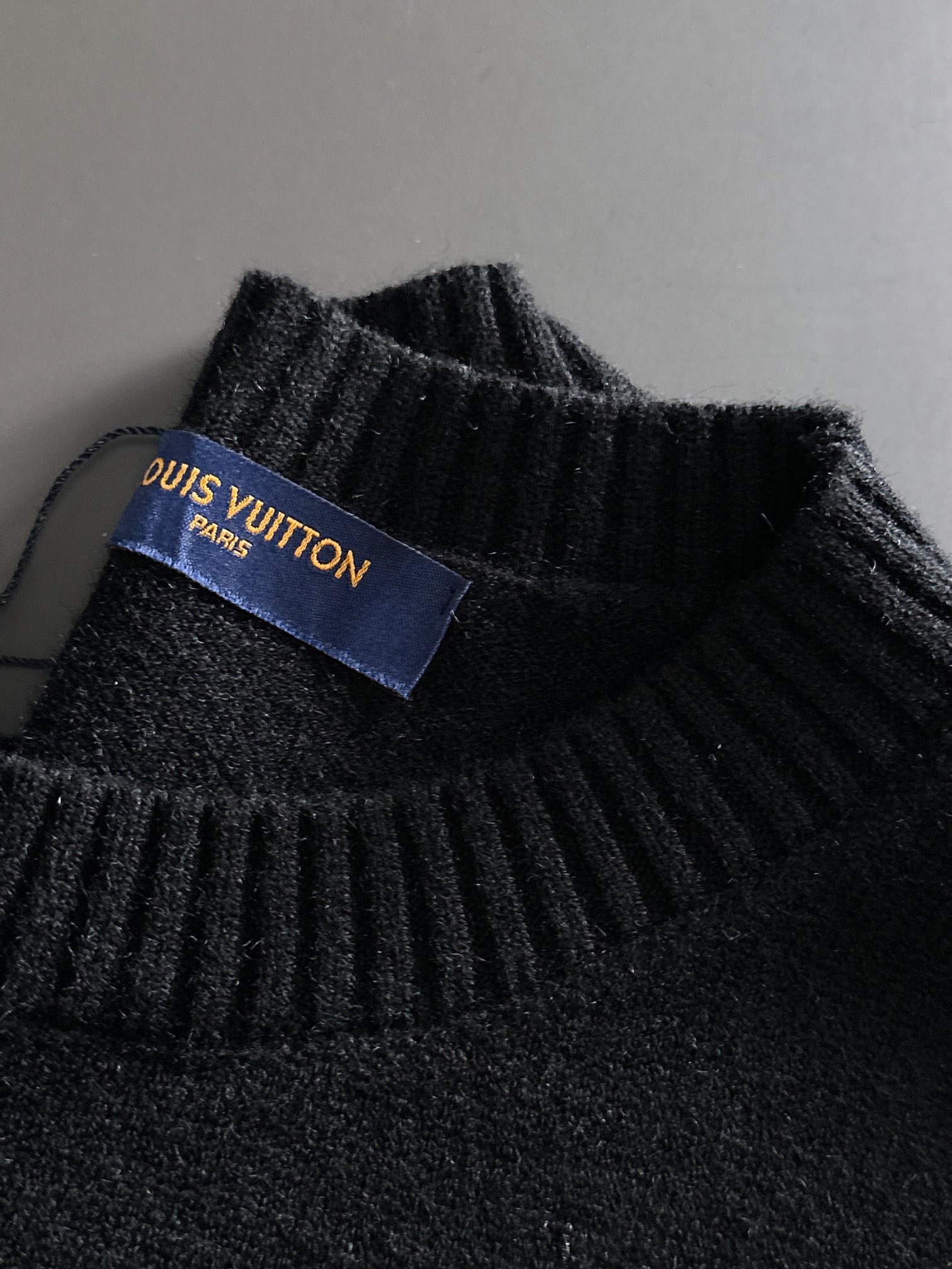  1V 2025SS秋冬新款 全身刺绣Logo字母套头圆领针织毛衣 采用平针刺绣针艺 精细的细节处理 造