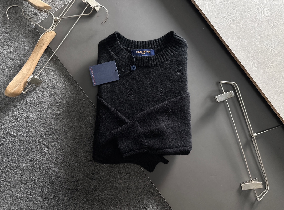  1V 2025SS秋冬新款 全身刺绣Logo字母套头圆领针织毛衣 采用平针刺绣针艺 精细的细节处理 造