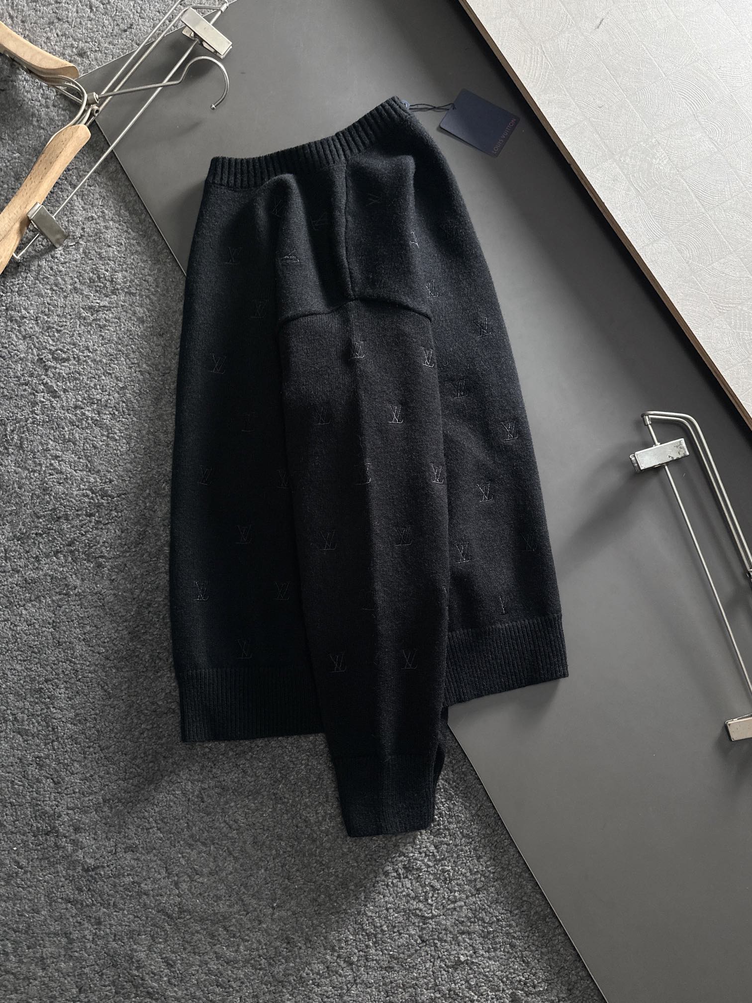  1V 2025SS秋冬新款 全身刺绣Logo字母套头圆领针织毛衣 采用平针刺绣针艺 精细的细节处理 造