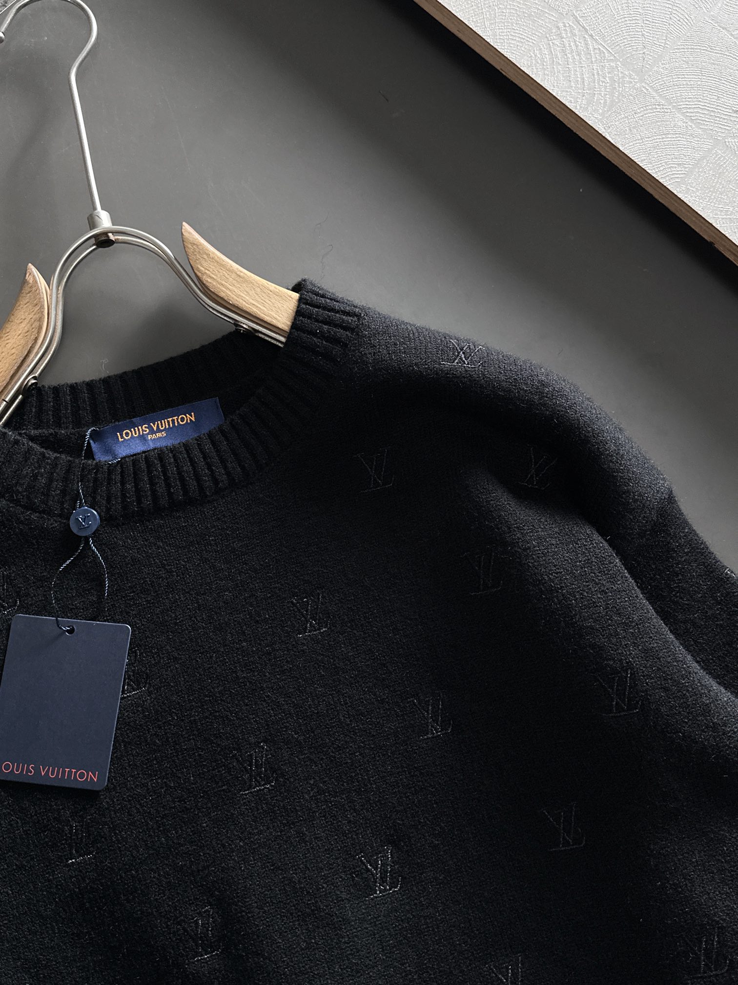  1V 2025SS秋冬新款 全身刺绣Logo字母套头圆领针织毛衣 采用平针刺绣针艺 精细的细节处理 造