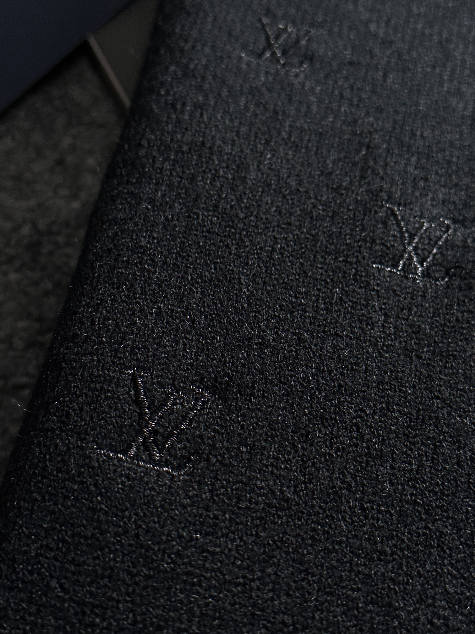  1V 2025SS秋冬新款 全身刺绣Logo字母套头圆领针织毛衣 采用平针刺绣针艺 精细的细节处理 造