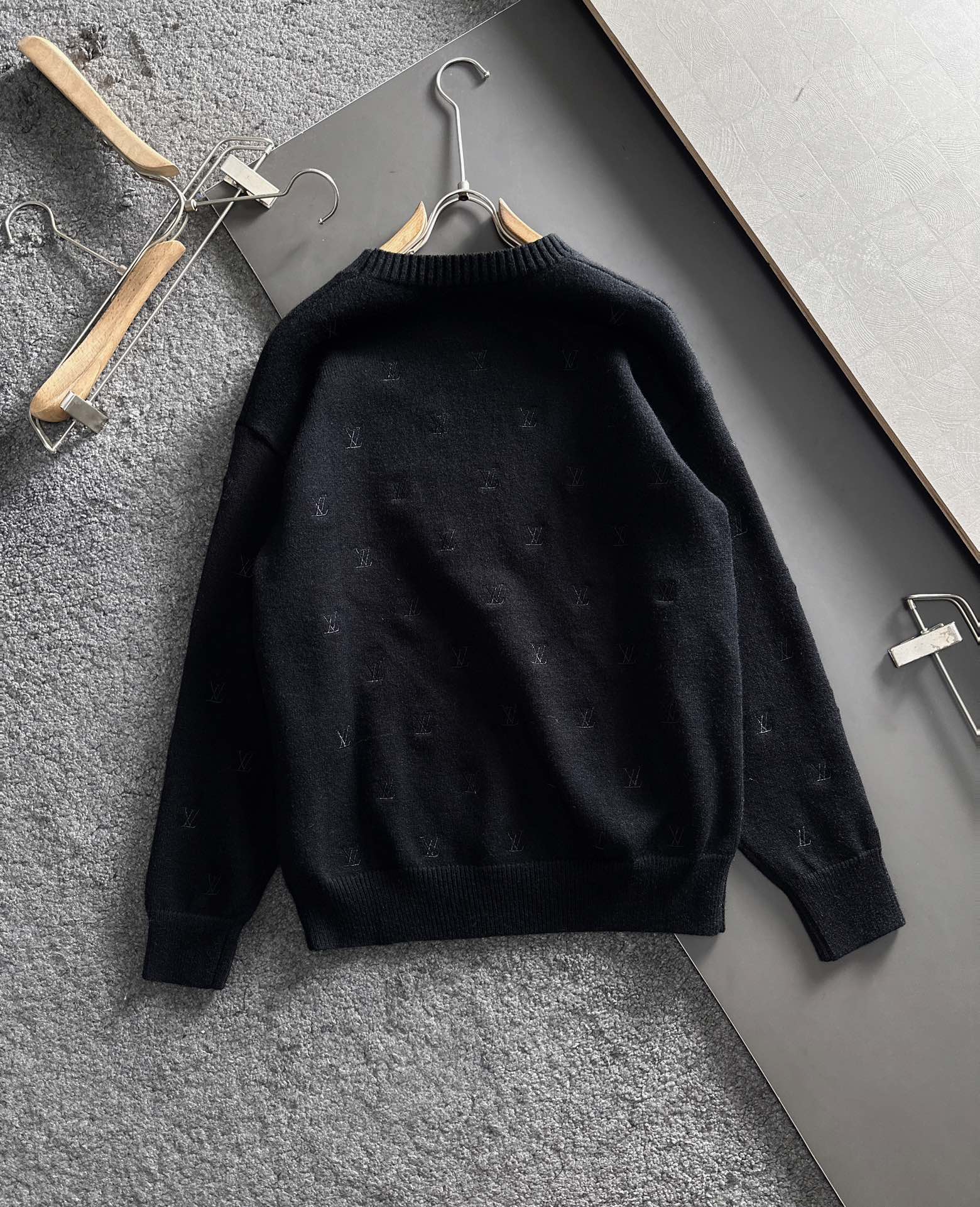 1V 2025SS秋冬新款 全身刺绣Logo字母套头圆领针织毛衣 采用平针刺绣针艺 精细的细节处理 造