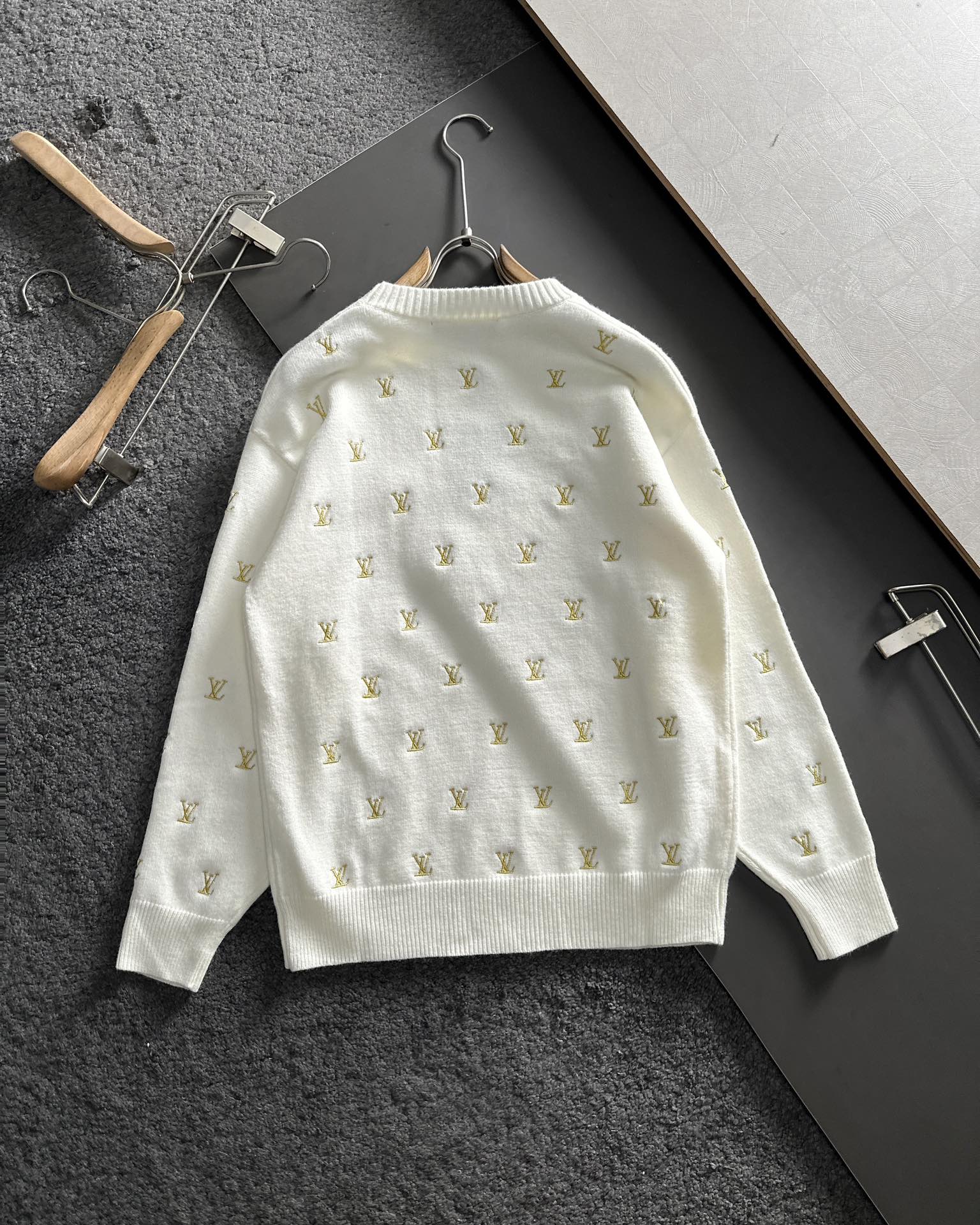  1V 2025SS秋冬新款 全身刺绣Logo字母套头圆领针织毛衣 采用平针刺绣针艺 精细的细节处理 造