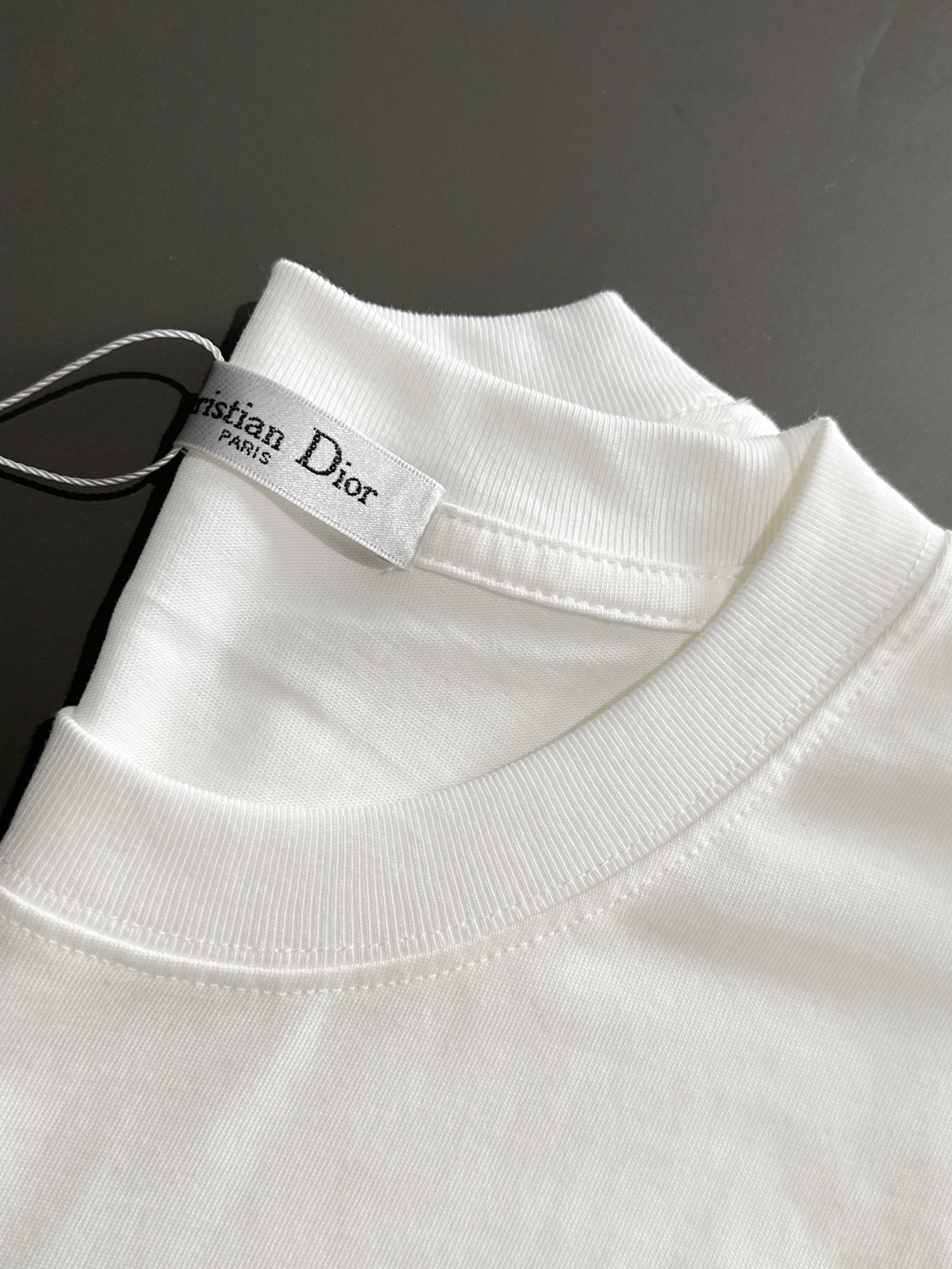 Dio*2024春夏新款首发专柜最新款短袖圆领T恤高端订制设计前卫时尚！品牌logo重工艺设计高端定制2