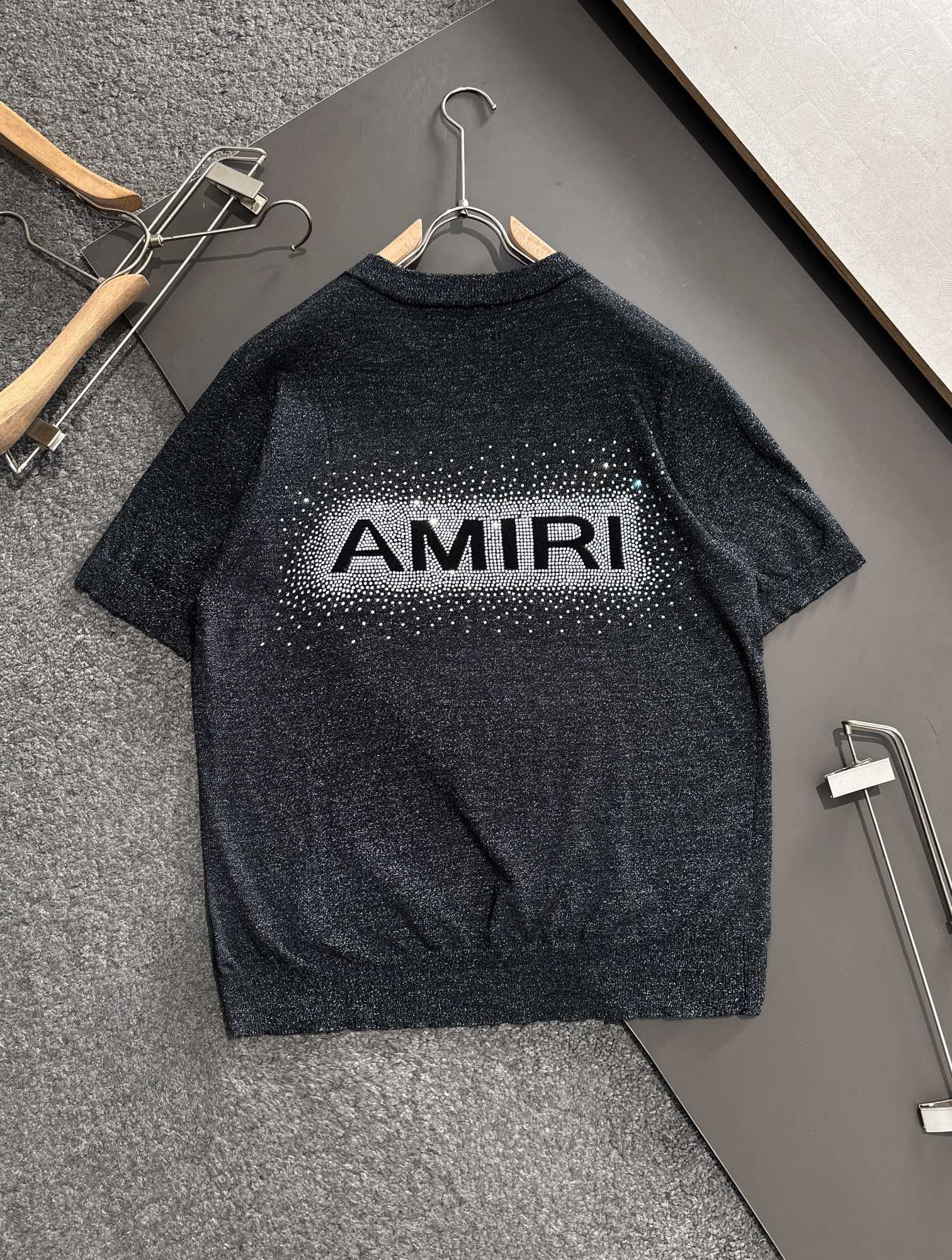 Amir2024春夏新款S-XL胸口简约logo元素短袖针织T恤定制高级面料手感柔软舒适带有弹力简约大气