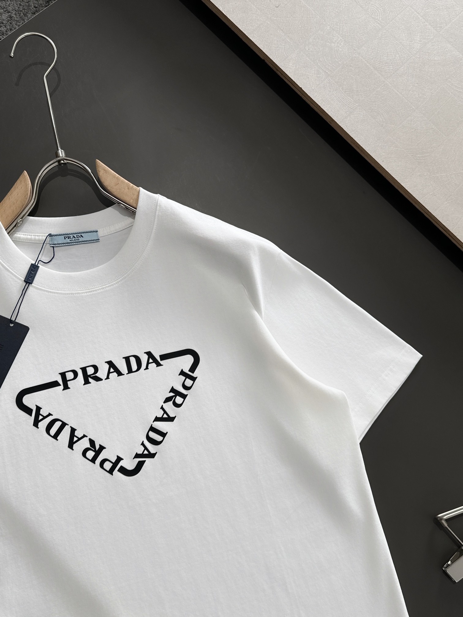 Prada2024SS春夏最新款圆领时尚短袖T恤官网同步专柜纯棉面料！贴肤舒适耐看又好穿经典简约logo