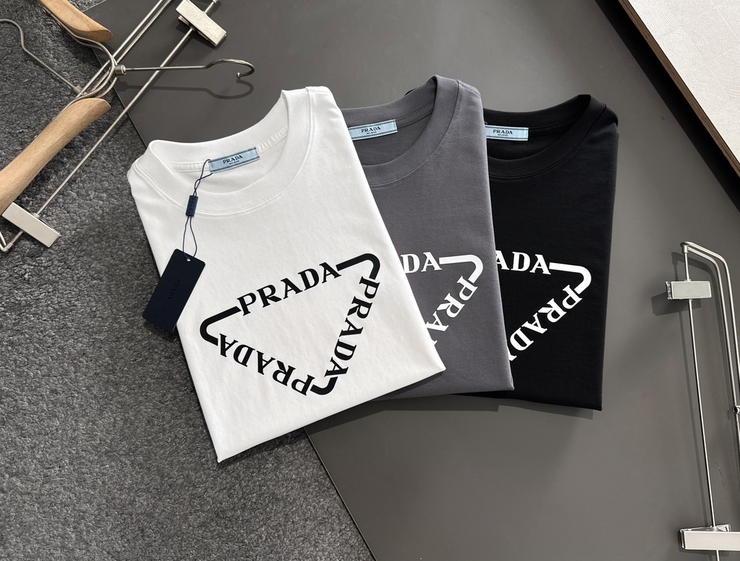 Prada2024SS春夏最新款圆领时尚短袖T恤官网同步专柜纯棉面料！贴肤舒适耐看又好穿经典简约logo