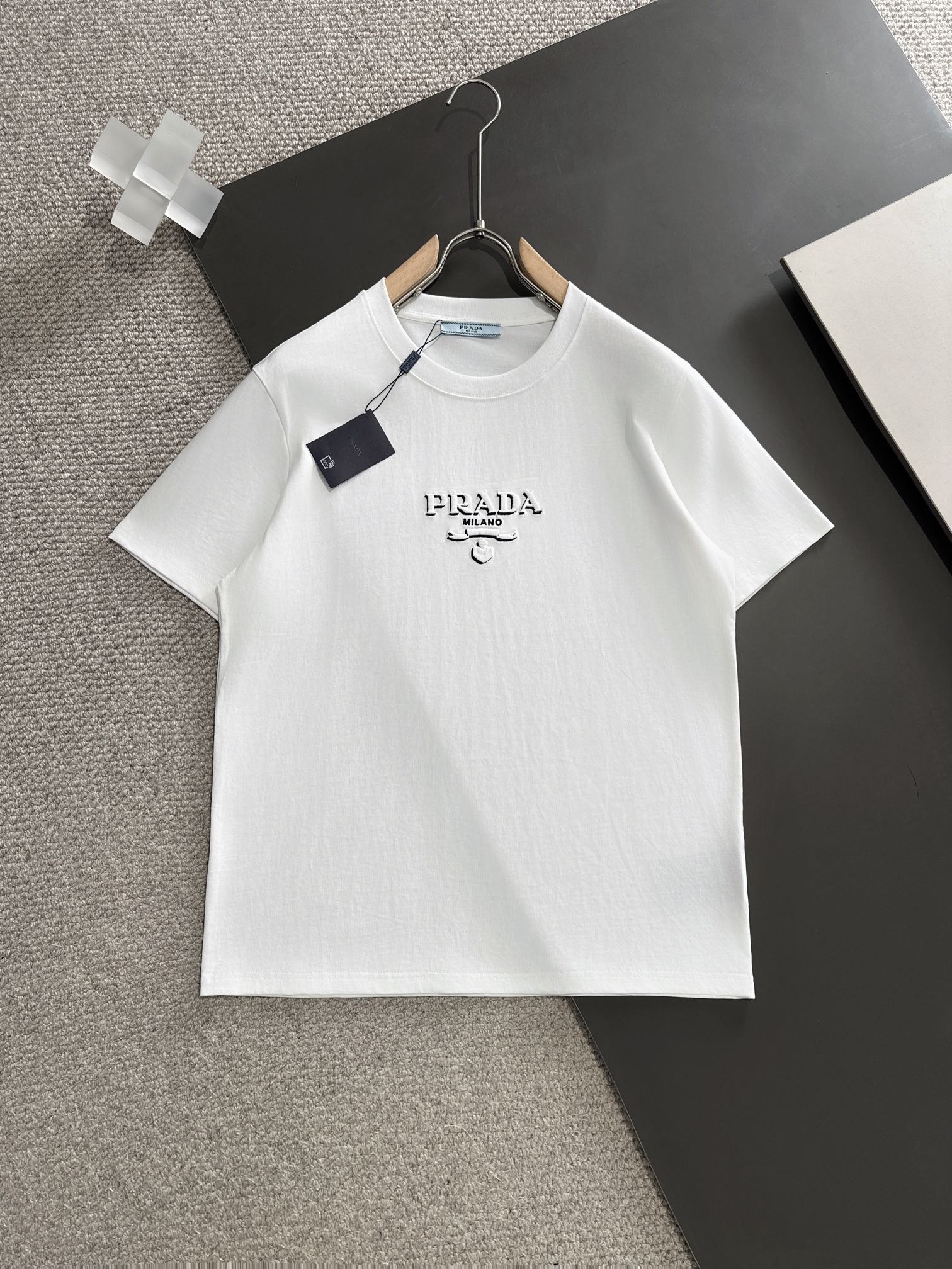 Prada Kleidung T-Shirt Schwarz Weiß Frühling/Sommer Kollektion Fashion Kurzarm