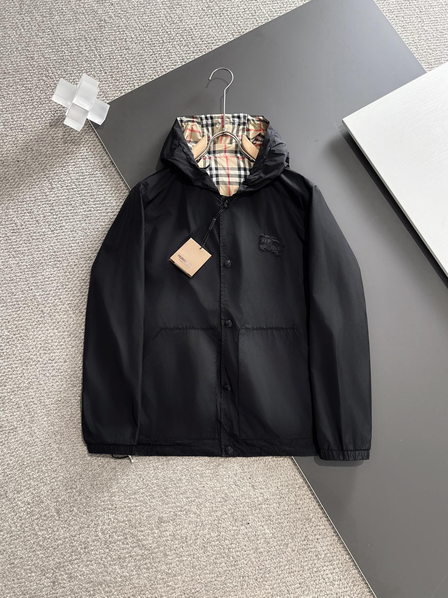 NO:140614,Burberry, double-sided wear, 2025 early spring new style original single men's hooded windbreaker jacket, sold simultaneously on the official website, hot model, high-version, fashionable and versatile, chest embroidered triangle logo design, original imported polyester fiber memory fabric, soft and delicate, comfortable upper body, customer-supplied original imported engraving hardware accessories, the OEM factory made the fine lines smooth, the craftsmanship is exquisite, the style is superb, the casual matching is very fashionable and handsome, and strongly recommended!  Counter size M-3XL (maximum size can be worn about 190 kilograms. Please report your height and weight to place an order), burberry, jackets & coats, jackets & coats, hats, alexander wang19860909巴宝莉 双面穿,2025早春新款原单男士连帽风衣夹克外套 官网同步售卖 爆款 高版本 时尚百搭 胸前绣三角logo标设计 采用原版进口聚酯纤维记忆面料手感柔软细腻 上身舒适 客供原版进口刻字五金辅料配件,代工厂精细做线条流畅,工艺精致,版型超赞,随意搭配都非常时尚帅气强烈推荐哦！专柜尺码M-3XL（最大码可穿190斤左右 下单请报身高体重),,burberry,jackets & coats,jackets & coats,hats,alexander wang,Men's clothing