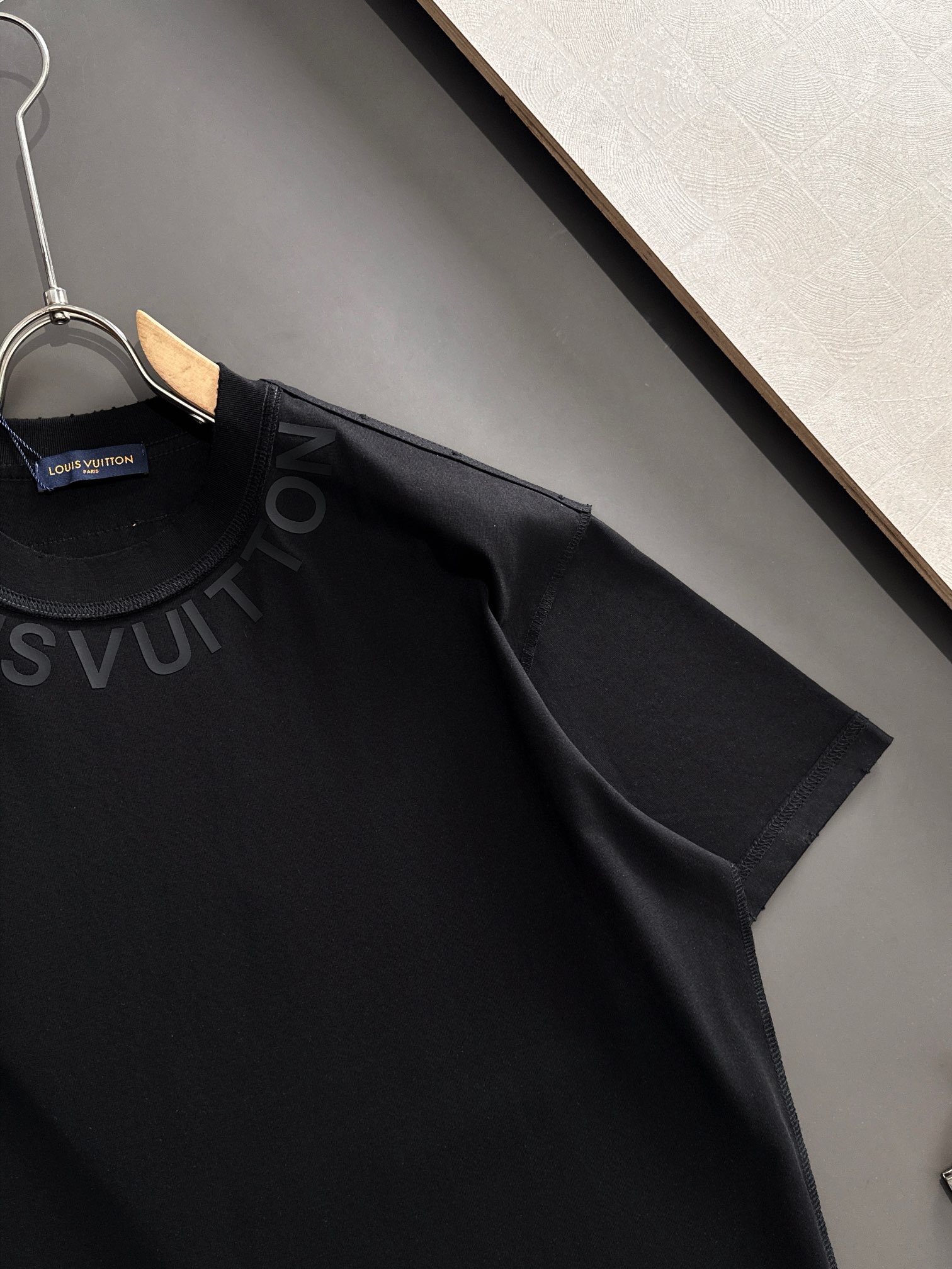  1V 2025SS秋冬最新款圆领时尚短袖T恤，官网同步，专柜纯棉面料！贴肤舒适，耐看又好穿，经典简约l