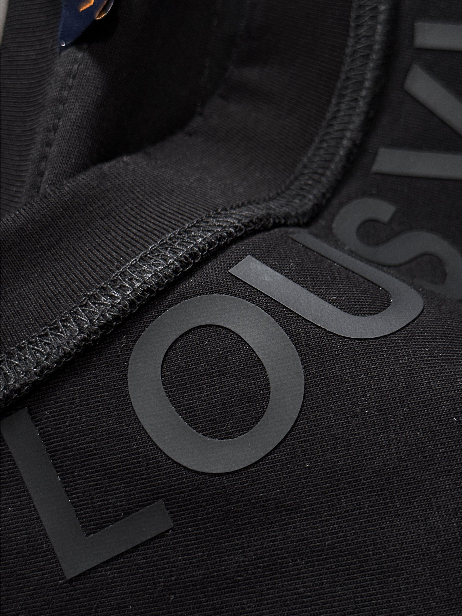  1V 2025SS秋冬最新款圆领时尚短袖T恤，官网同步，专柜纯棉面料！贴肤舒适，耐看又好穿，经典简约l