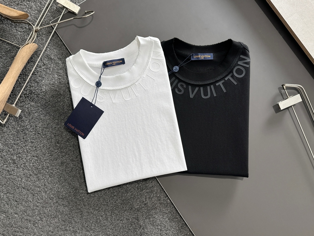 1V 2025SS秋冬最新款圆领时尚短袖T恤，官网同步，专柜纯棉面料！贴肤舒适，耐看又好穿，经典简约l