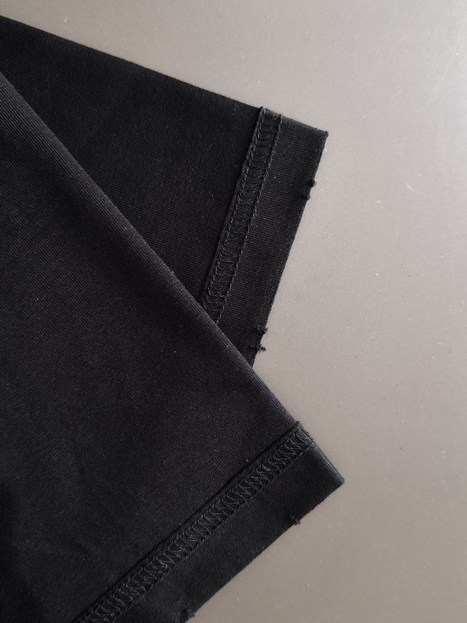  1V 2025SS秋冬最新款圆领时尚短袖T恤，官网同步，专柜纯棉面料！贴肤舒适，耐看又好穿，经典简约l